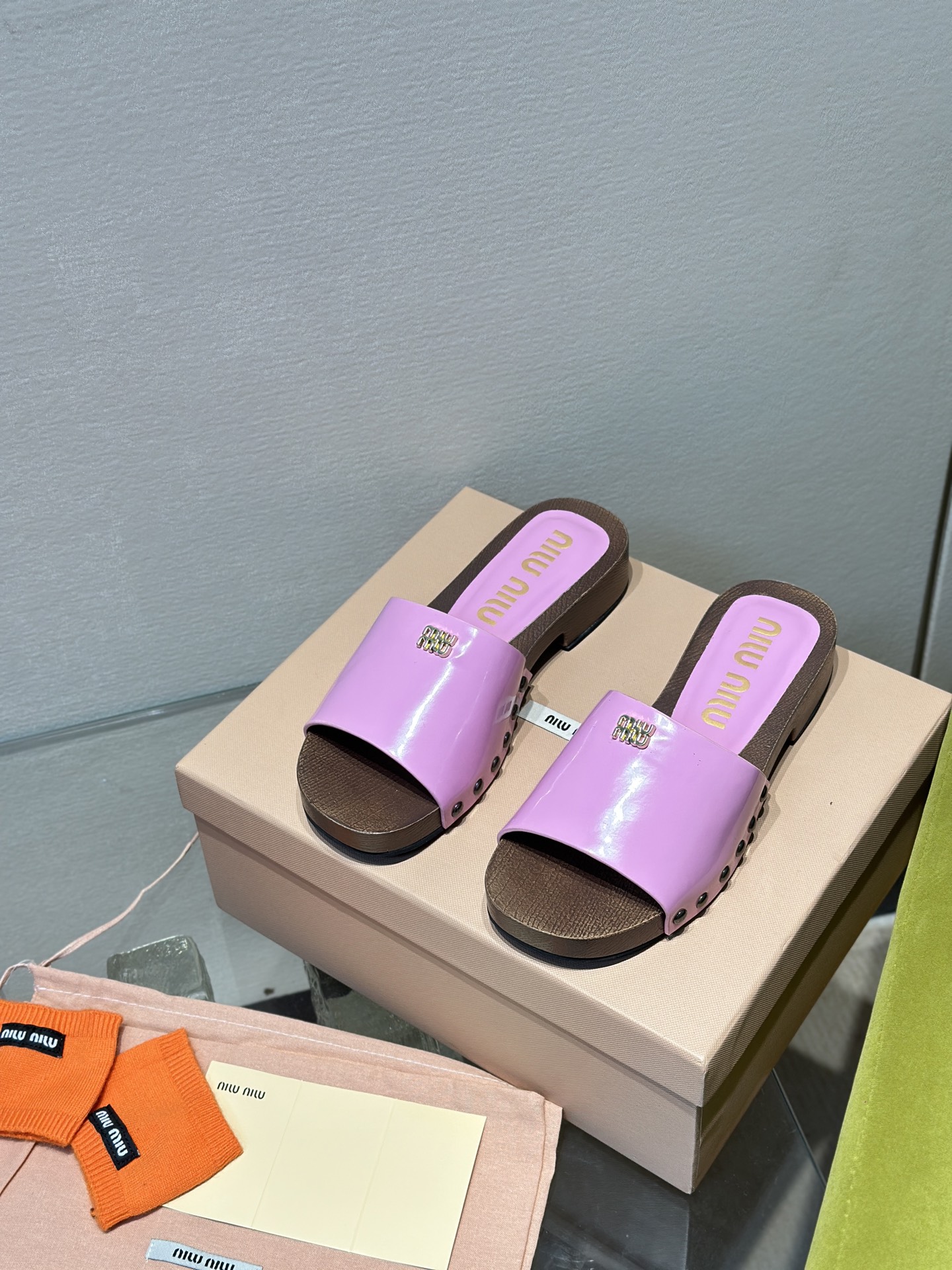 NO:234937,High quality includes a pair of half socks) Miumiu*ss Miumi Spring and Summer new flat calfskin sandals and slippers zp development Original disassembly, details and versions instantly kill the ordinary version on the market, Miumiu is really too girly!  The leather is super soft and glutinous, and the comfort is super high!  Shoe face version imported cow patent leather high mercerized beef reverse velvet inner lining sheepskin inner sole original open molded sole size 35-39 (40, 41 custom made without return or exchange), slippers, miumiu, sandals, slippers, cowhide, sheepskin19860909高品质包含一双半袜） miumiu*ss缪缪春夏新款平底小牛皮凉鞋拖鞋 zp开发 原版拆卸,细节对版秒杀市面普通版本,miumiu真的太少女啦！皮质超级软糯 舒适度超高！ 鞋面对版进口牛漆皮高丝光牛反绒 内里羊皮内里 鞋底原版开模大底 码数35-39（40、41订做不退换）,拖鞋,miumiu,sandals,slippers,cowhide,sheepskin,Women's Shoes