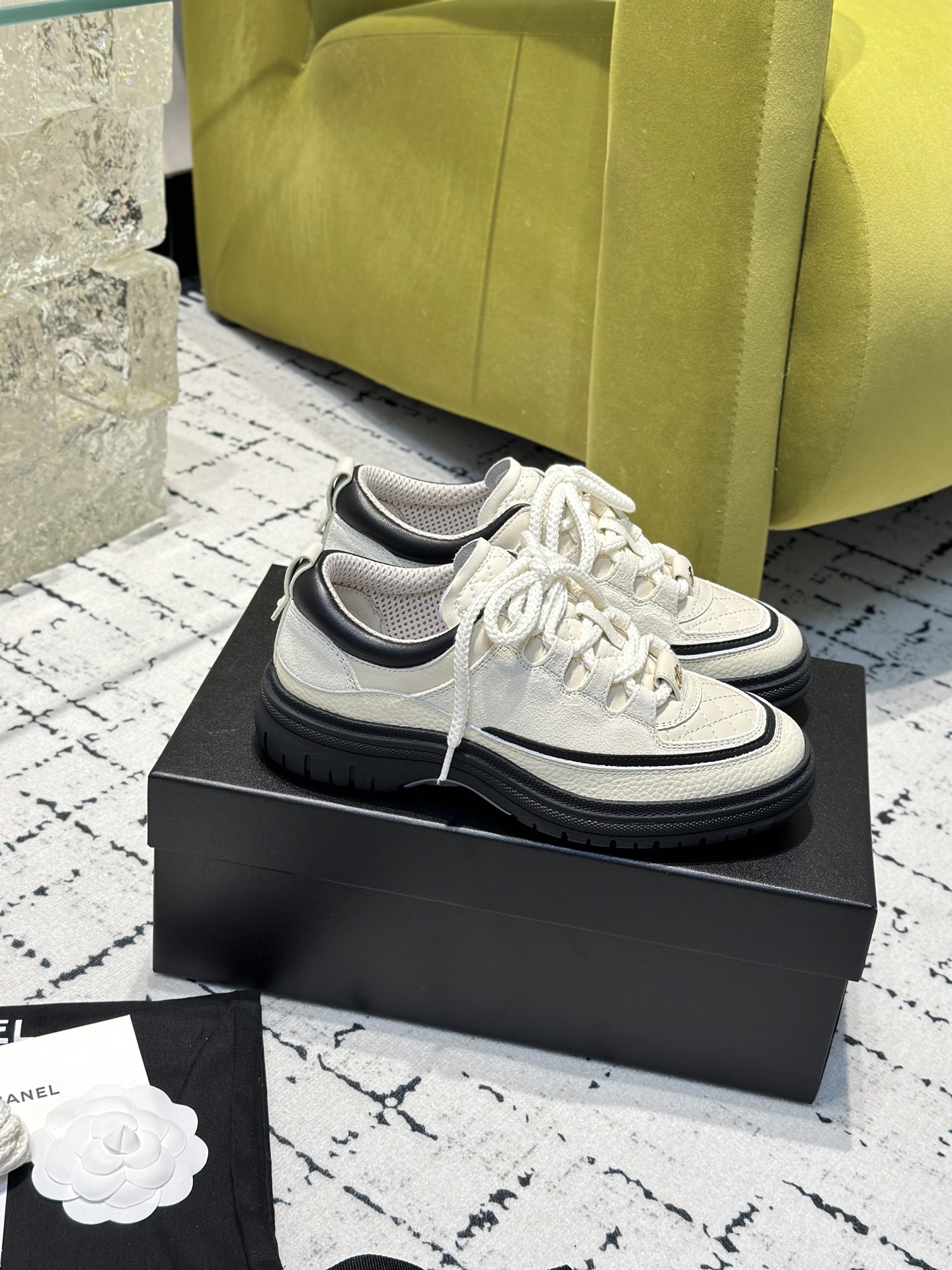 NO:463578,Wool style CHANE*｜Xiaoxiang 25K early spring new product Retro diamond panda casual shoes sneakers Simple black and white color scheme outlines a fashionable outline that never goes out of date. The exquisite double C logo embellishment is a silent display of the brand style. It is quite weighty and personal feeling is good! Very durable sports style design~ The sole is very soft and comfortable to wear. It is paired with trousers, shorts, long skirts and short skirts can look good, creating a dazzling outfit! The fabric is made of customized imported calfskin, the inner foot pads are all breathable mesh/wool Original open mold custom TPU sole size35-39 (customized by 40/41), casual shoes/sports, chanel, sneakers, skirts, shorts, cowhide19860909羊毛款 CHANE*｜小香25K早春新品 复古菱格熊猫休闲鞋运动鞋 简约黑白配色 勾勒永不过时的时尚轮廓 . 精致双C标志点缀 是品牌格调的无声彰显. 蛮有分量个人感觉敲好的! 非常耐看的运动风设计~ 鞋底很软穿着也很舒服 搭配长裤 短裤 长裙短裙都能很好看 打造让人眼前一亮的穿搭! 面料采用定制进口小牛皮 内里垫脚均为透气网布/羊毛 原版开模定制TPU大底 size35-39（40/41定制）,休闲鞋/运动鞋,chanel,sneakers,skirts,shorts,cowhide,Women's Shoes