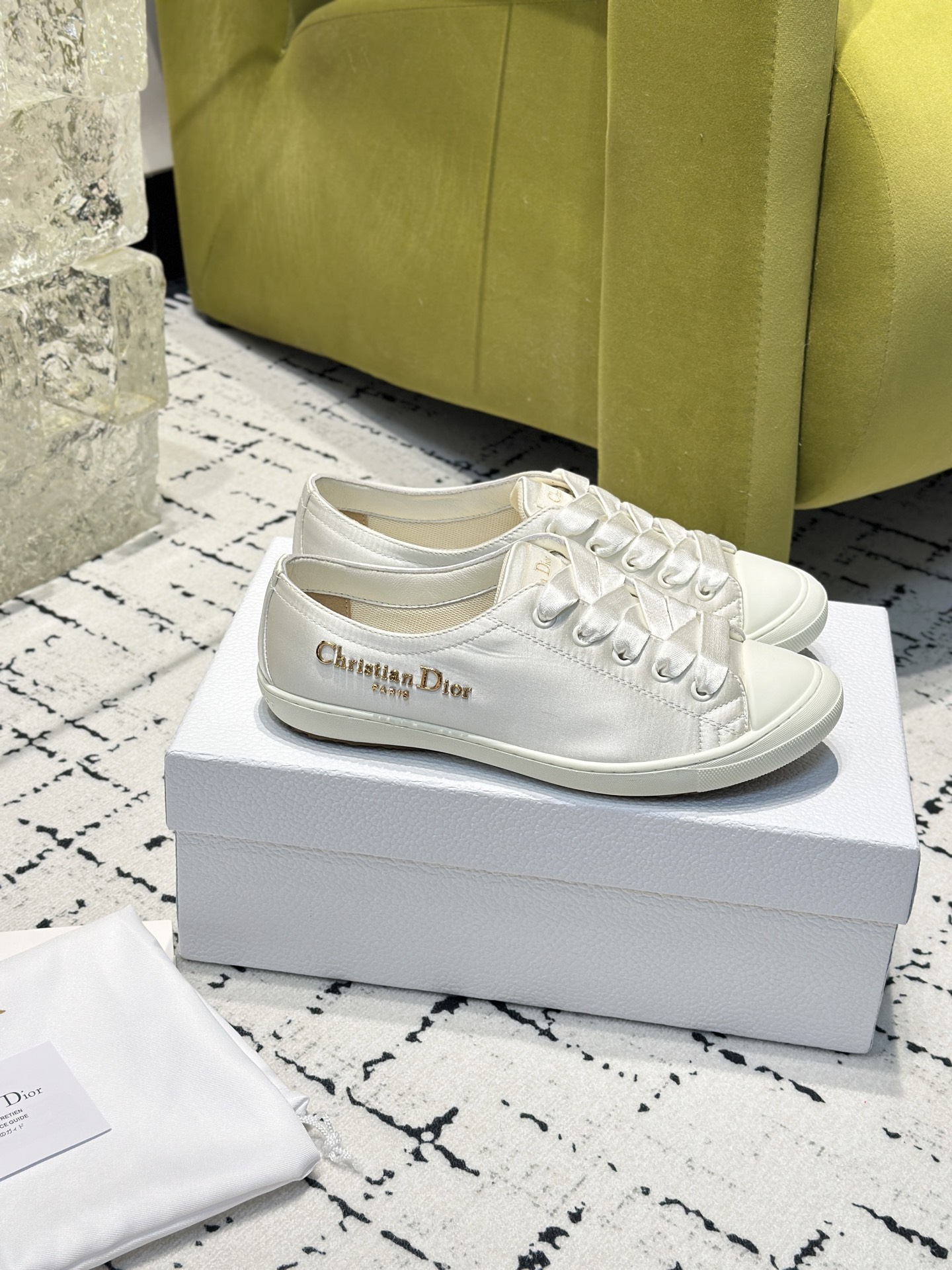 NO:463572,Dior DIOR lucky satin casual sneakers! DIOR designers really understand girls' needs in summer. This new Lucky thin-soled shoes are as cute as her name and the thin-soled-mouth design makes the whole pair of shoes very light and easy to wear. Satin fabric is matched with satin wide shoelaces in the same color, so beautiful in the sun~ The soft shoe body is unique when stepped on the clouds and socks and skirts. It is lazy when walking, and it is a 'workout-free' elegance. It is small and expensive. The colors are baby white, cherry blossom powder, haze blue, and mysterious black. The colors are fresh and versatile! The whole pair of original materials is size 35-40, casual shoes/sports shoes, dior, dior, sneakers, skirts, socks19860909迪奥 DIOR lucky缎面休闲运动鞋!DIOR 设计师真的太懂女生夏天的需求了 这次的新品Lucky薄底鞋就像她的名字一样可爱薄底+浅口设计让整双鞋非常轻盈好穿,缎面面料 搭配同色调缎面宽鞋带,阳光下美到失语~ 软乎乎的鞋身像踩在云朵上配袜子裙裤都一绝,走起来带风又慵懒,随手一拍就是那种“毫不费力”的优雅感 小巧显贵 颜色有baby白,樱花粉,雾霾蓝,神秘黑几个颜色清新百搭!全对原版材质 35-40码,休闲鞋/运动鞋,dior,dior,sneakers,skirts,socks,Women's Shoes