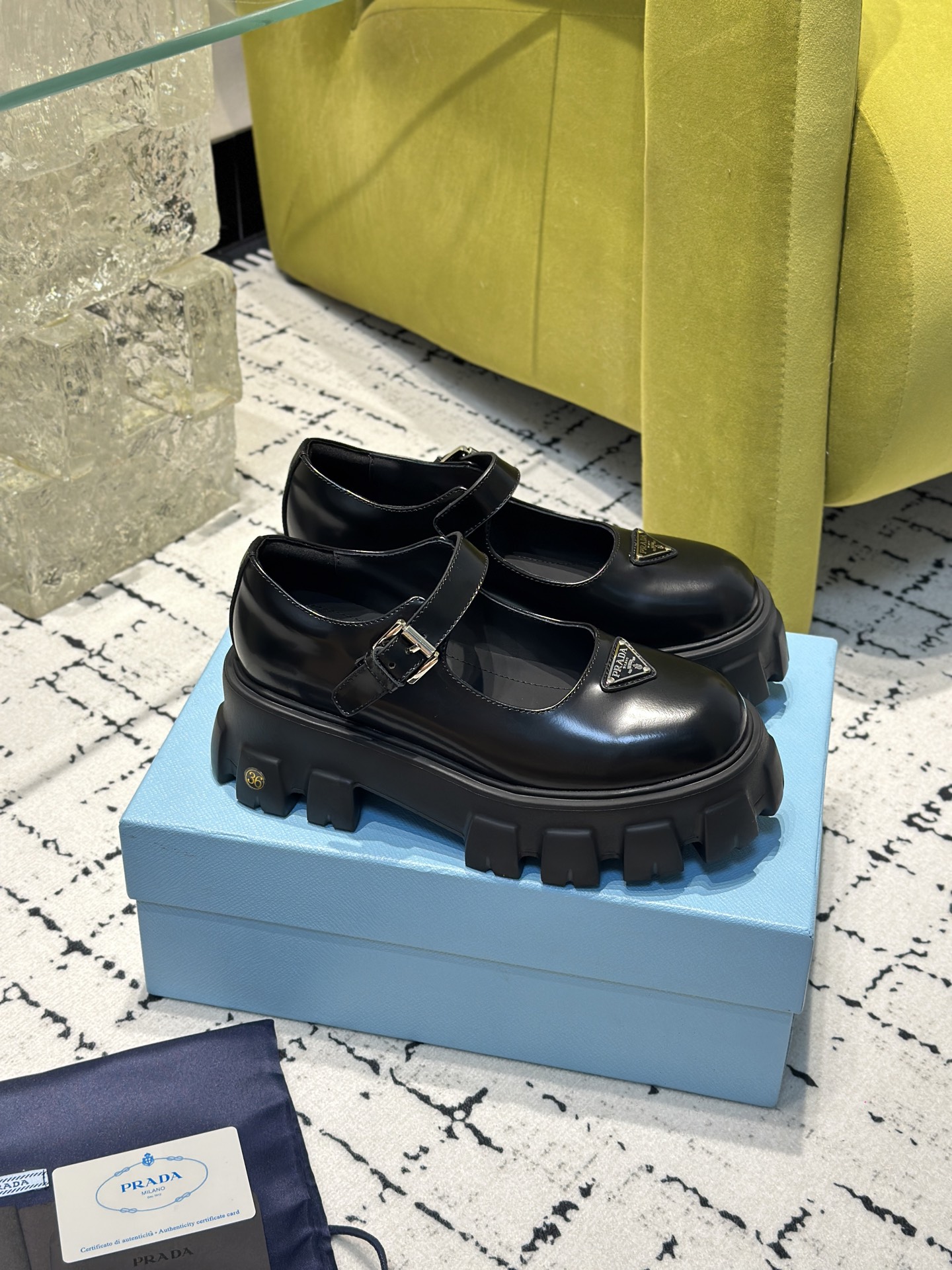 NO:463565,The latest Prada style, imported side beads and cowhide, super soft cowhide, cowhide, original foam sole, iconic triangle logo, original packaging size: 35-41 (customized for 40.41), loafers, prada, loafers, cowhide19860909Prada最新款 面进口开边珠、牛皮 里超软牛皮里 垫牛皮 底原版发泡底 标志性三角标,原版包装 size:35-41(40.41定制）,乐福鞋,prada,loafers,cowhide,Women's Shoes