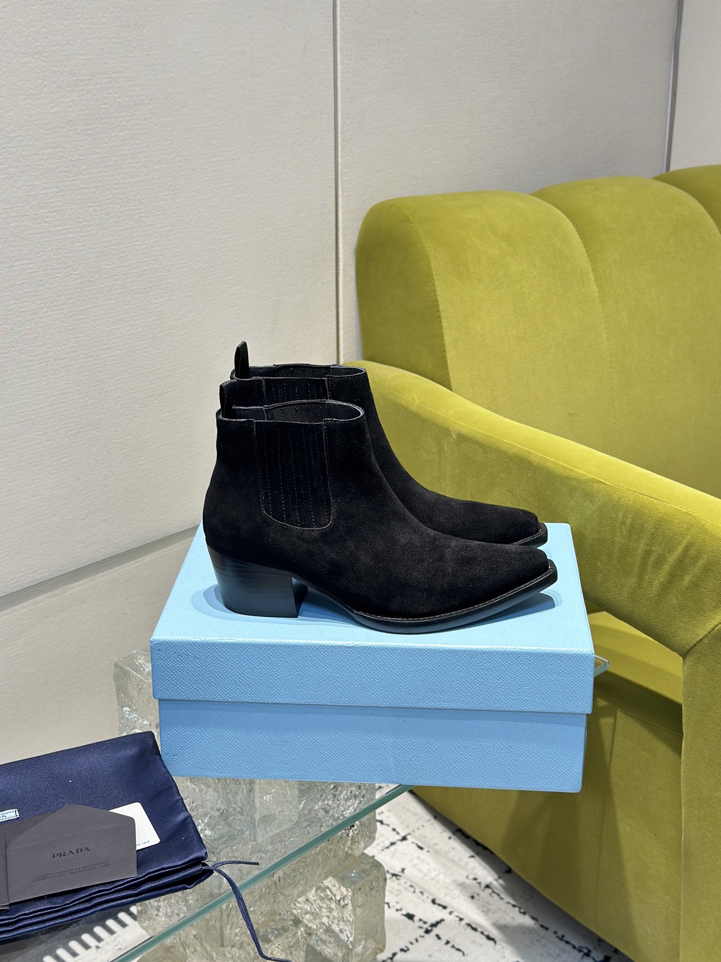 NO:463559,The top luxury version of 'PRADA/Prada' classic pointed-toe boots. Prada can be used in important occasions. It has a fresh and a little noble feeling. It is perfect for the legs to make you look thin and elegant. This piece is just right to wear. It is elegant, elegant, crystal clear, and various accessories materials are exclusively customized. It achieves zero distance between the original. The whole series is exciting and uncommon, allowing you to appreciate the ever-changing style of Prada girls. Size 35-40 (customized for 41, 42), boots, prada, prada, boots19860909顶奢版本“PRADA/普拉达”经典尖头靴 Prada能在重要场合用得上了,清新风带点小贵气的感觉,上脚非常完美显腿瘦气质这块刚好拿捏,穿搭配上此鞋,优雅大方晶莹透剔,各种配件材质,都是独家一比一定制,做到原版离距零,整个系列都令人兴奋意和外的元素结合,让你略领Prada女孩的百变风格. 码数35-40（41,42定做）,靴子,prada,prada,boots,Women's Shoes