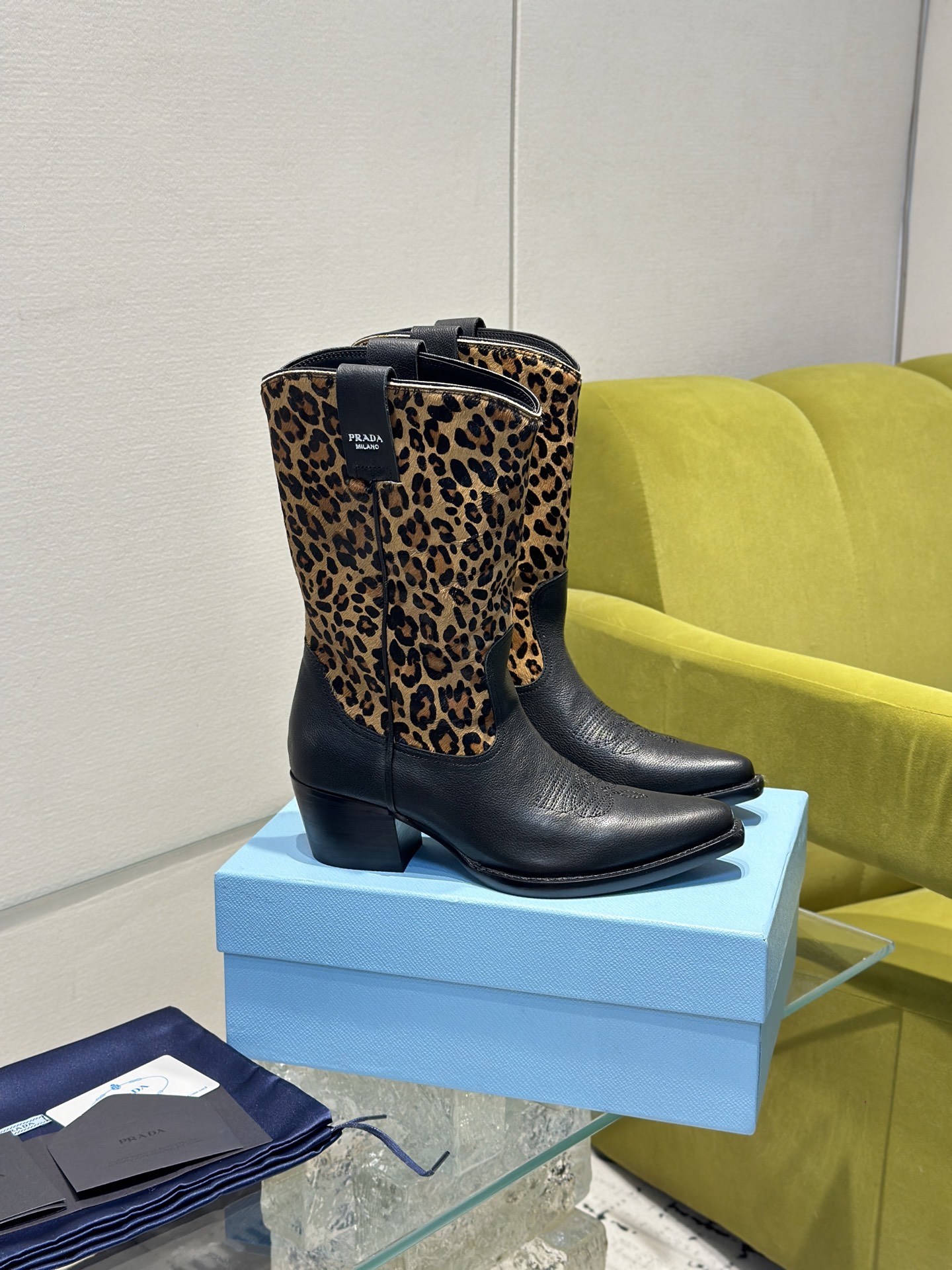 NO:463554,The top luxury version of 'PRADA' classic pointed-toe boots, imported cowhide, imported sheep, size 35-40 (41,42 customized) Rubber sole, leather sole, boots, prada, prada, boots, cowhide, Leather soles19860909顶奢版本“PRADA/普拉达”经典尖头靴 面进口牛皮 里进口羊里 码数35-40（41,42定做） 橡胶大底,真皮大底,靴子,prada,prada,boots,cowhide,Leather soles,Women's Shoes