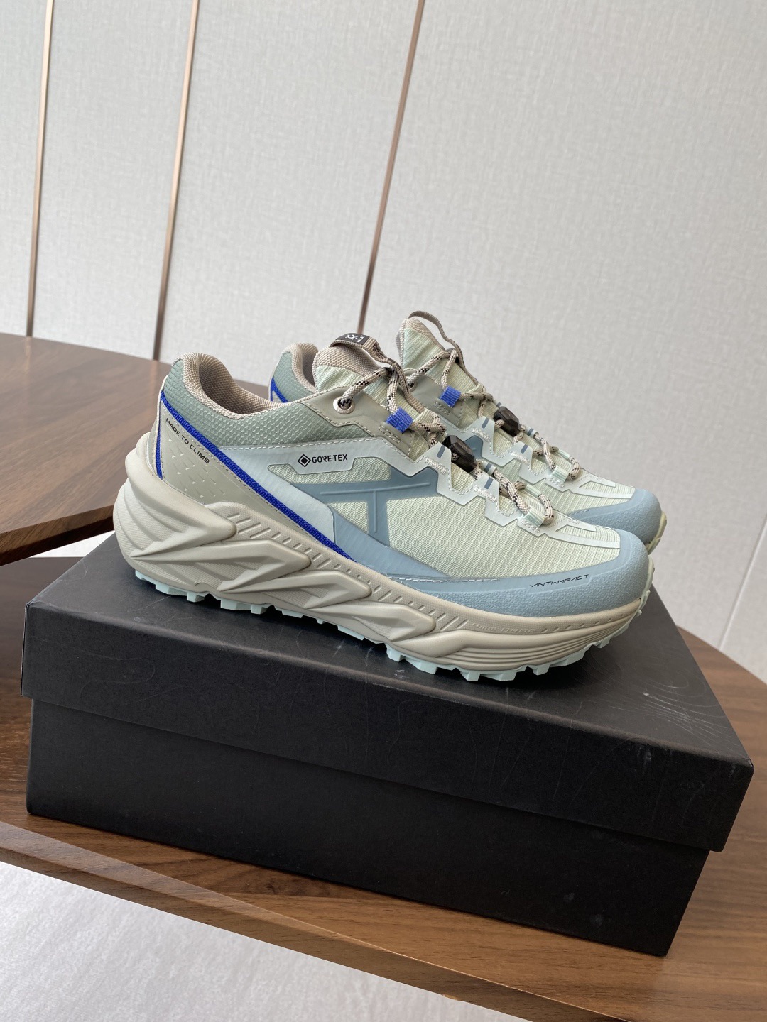 NO:478007,KAILAS Mountain Walk 2 GTX shock-absorbing cross-country running shoes This time, the design is reconstructed by sharp ridge lines, and the midsole is undulating in the shape of mountains. The body is dyed with black, gray and silver, awakening the 'Lonely Power' between sand and gravel. The sole is equipped with VIBRAM MEGAGRI wetland anti-slip sole. The LITEBASE version has a lighter feel and is more suitable for cross-country running. In addition, the sole is also equipped with the unique pattern of KAILAS 'Tax angle triangular flower' design, and the thickness of 4mm can also help runners better lock the ground in mountainous sections where the situation changes. The shoe body is equipped with the 'GAITER HOLDER TU' exoskeleton joint stabilization system, and the TU on both sides of the inside and outside.  The plate locks the ankle position, making every step more stable. In addition, the lightweight EVA foam material of the cushioning layer can reduce the weight of the shoe by 20, bringing a more comfortable foot feeling. The upper adopts the 'JACQUARD' engineering mesh, which is characterized by thinness and breathability, and the overall braid is more delicate and woven to enhance the support of the upper. In addition, the shoe adopts a BOA adaptation system, with a rotating knob fully wrapped, and a quick-wear adjustment in one second. It is suitable for outdoor sports, such as trail running, mountain hiking, mountain climbing, etc. in hybrid tracks, and deals with different terrain such as hill climbing, downhill, and slippery paths. It is also suitable for daily sportswear and casual wear!  Size#Women's 35-40 (40 custom made without return) #Men's 39-44, casual shoes/sports shoes, sneakers19860909凯乐石 KAILAS 山行2 GTX减震越野跑步鞋 本次 在设计上采用凌厉的山脊线条重构设计语言,中底轮廓呈山脉起伏状.鞋身黑灰银相染,于砂石涌动间唤醒 「孤独的力量」. 鞋底配备了VIBRAM MEGAGRI 湿地止滑大底,LITEBASE 版本的选择带来更加的轻盈的脚感,更适合越野跑.除此之外,鞋底还配备了凯乐石独特的花纹 「税角三棱齿花」设计,而 4mm 的厚度 也能够帮助跑者 在情况突变的山地路段能够更好的锁住地面. 鞋身配备了 「GAITER HOLDER TU」外骨骼关节稳定系统,内外两侧的TU 板,锁住脚踝位置,让每一步都更加稳定.除此之外,缓震层轻量化 EVA 发泡材料 可以让鞋子的重量降低 20,带来更加舒适的脚感. 鞋面采用了 「JACQUARD」工程网面,特点便是轻薄、透气,整体编织的更加细密提升鞋面支撑性.此外鞋款 采用了 BOA 适配系统,旋动旋钮全面包裹,一秒快穿调节. 适用于混合赛道的越野跑、山地徒步、登山等户外运动,应对爬坡、下坡、湿滑小路等不同地形 日常搭配运动装、休闲装也很合适！ Size#女35-40（40订做不退换） #男39-44,休闲鞋/运动鞋,sneakers,Women's Shoes