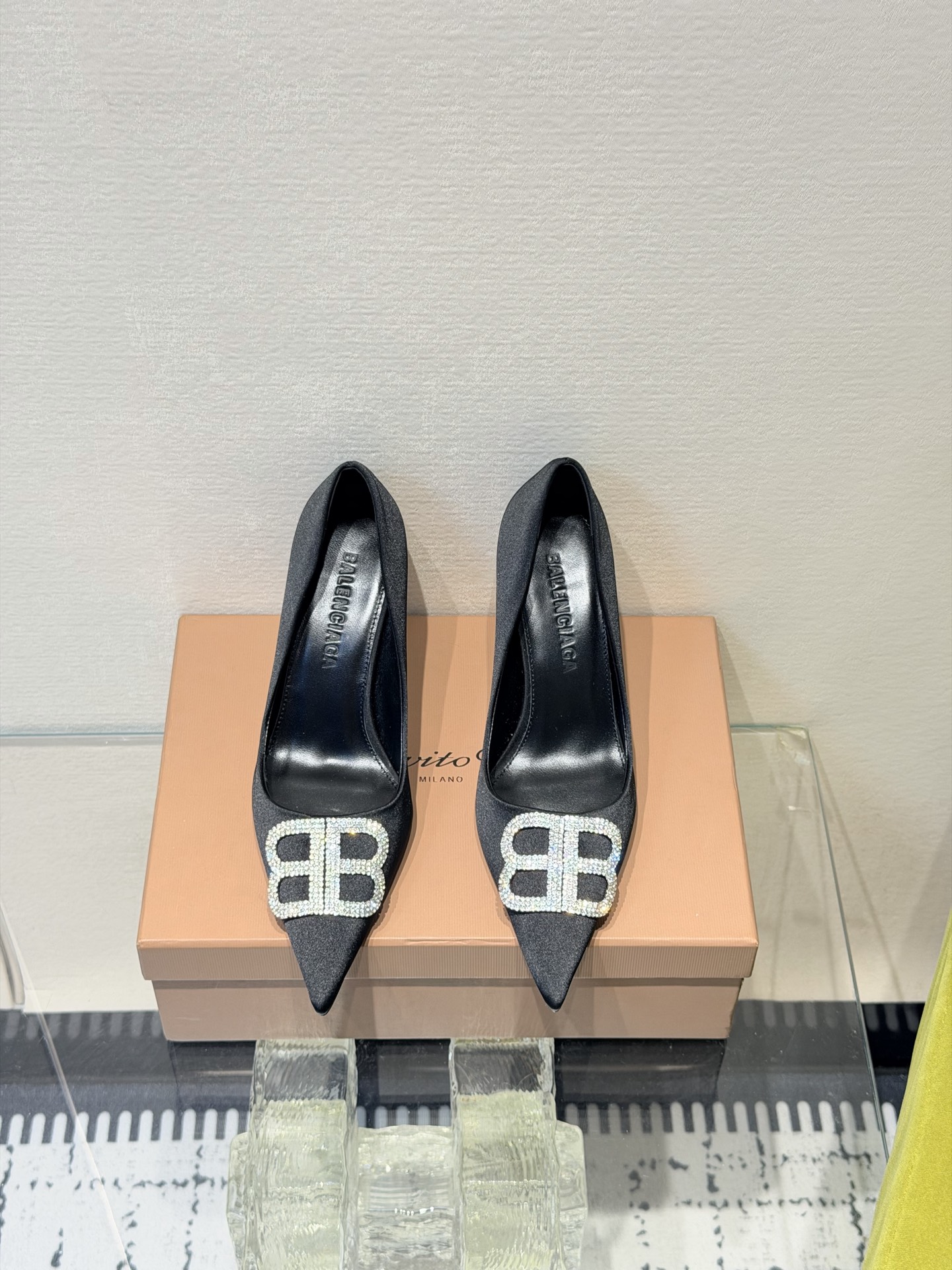 NO:649654,balenciaga ss25 new arrival~ Balenciaga's new spring and summer pointed-toe high heels are very flattering on the feet, showing high-end elegance!  Materials and craftsmanship: imported silk upper, imported sheepskin lining, outsole, Italian genuine leather outsole, heel height 8cm19860909balenciaga ss25 new arrival～ 巴黎世家春夏新款尖头高跟鞋 上脚非常修饰脚型,尽显高级优雅气质！ 材质与工艺 鞋面进口真丝 内里进口羊皮 大底意大利真皮大底 跟高8cm Size: 35-39（40订做不退换）,高跟鞋单鞋,balenciaga,balenciaga,high heels,sheepskin,real silk,Leather soles,Women's Shoes