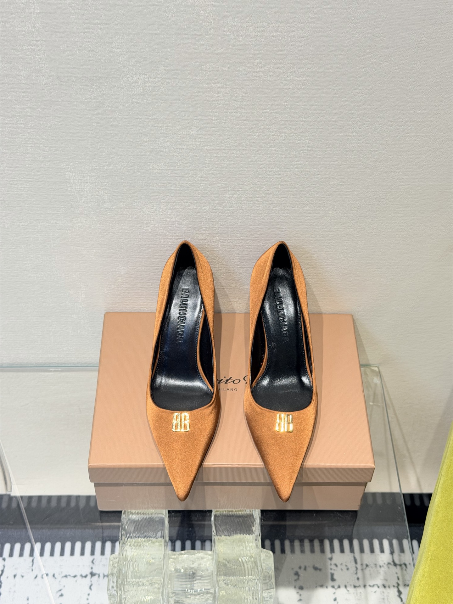 NO:649576,balenciaga ss25 new arrival~ Balenciaga's new spring and summer pointed-toe high heels are very flattering on the feet, showing high-end elegance!  Materials and craftsmanship: imported lambskin upper, imported sheepskin lining, outsole, Italian genuine leather outsole, heel height 8cm19860909balenciaga ss25 new arrival～ 巴黎世家春夏新款尖头高跟鞋 上脚非常修饰脚型,尽显高级优雅气质！ 材质与工艺 鞋面进口小羊皮 内里进口羊皮 大底意大利真皮大底 跟高8cm Size: 35-39（40订做不退换）,高跟鞋单鞋,balenciaga,balenciaga,high heels,sheepskin,Leather soles,Women's Shoes