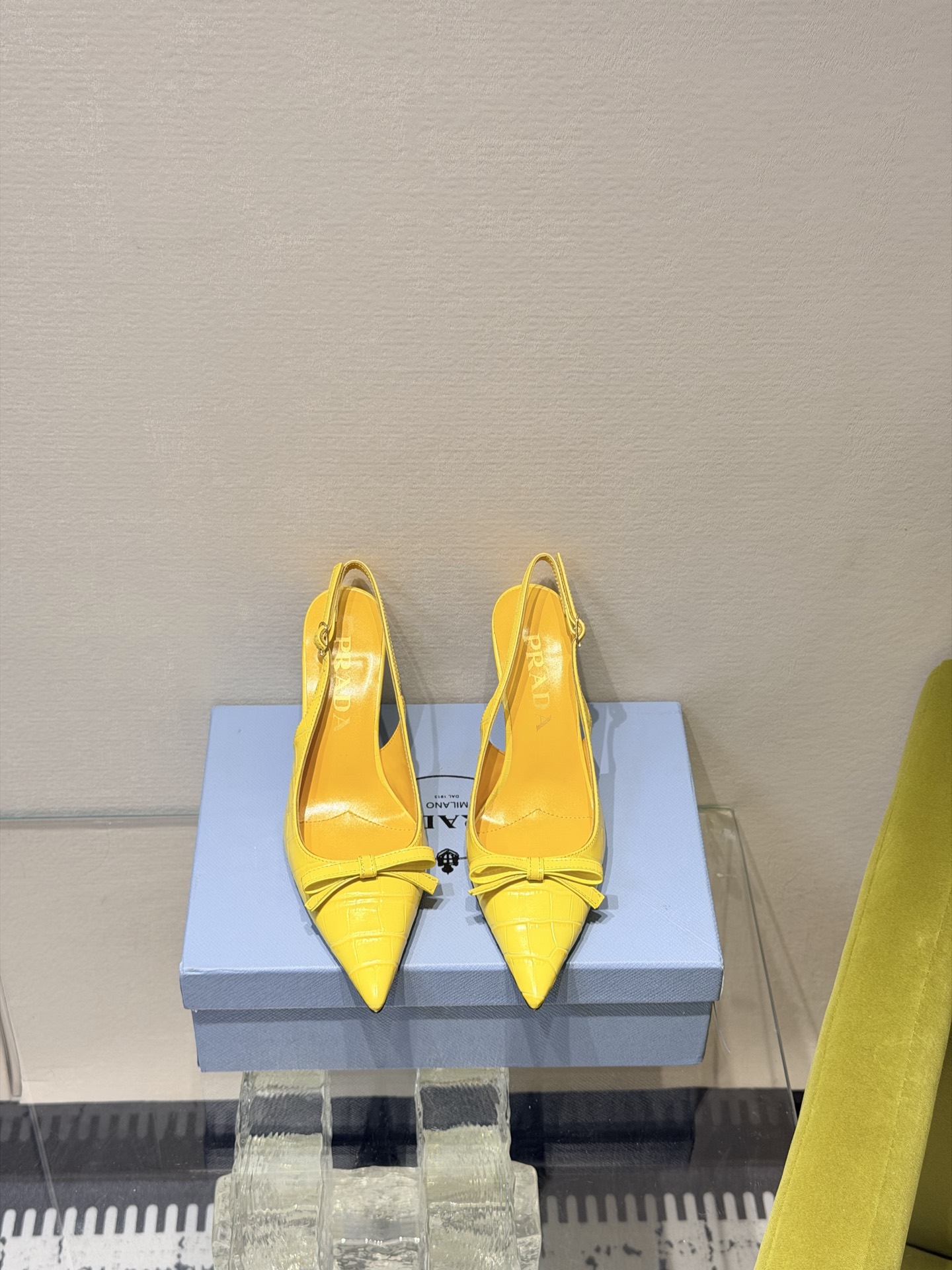 NO:649636,PRADA/Prada classic spring and summer sandals series. The simple design is probably the most popular thing about it. It is not the kind that is found in the street. It has its own brand personality. The fabric is calf embossed. The lining is mixed sheepskin. Italian imported cowhide outsole Size35-39 (40/41 customized), high-heeled sandals, prada, prada, sandals, high heels, cowhide, sheepskin19860909PRADA/普拉达 经典春夏 凉鞋单鞋系列 简单的设计大概就是它最让人喜欢的点 不是烂大街的那种 很有自己的品牌个性 面料采用小牛压纹 内里垫脚混种羊皮 意大利进口牛皮大底 Size35-39（40/41定制）,高跟鞋凉鞋,prada,prada,sandals,high heels,cowhide,sheepskin,Women's Shoes