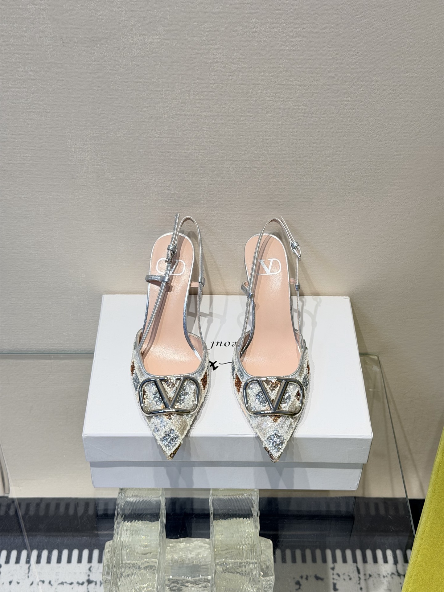 NO:649645,Valentino sandal high heels, beautiful texture, very easy to match, can be worn in any season. This series of Valentino interprets a new fashion charm. It continues the ultra-high heel design and is favored by well-known overseas bloggers. Millions of fan bloggers love it and sell well at home and abroad. It is out of stock in China. The top version comes in candy color, every color is beautiful. Sequined pearls on the upper. Imported sheepskin on the lining. Genuine leather outsole. Heel height 8.5cm. Packaging complete with original packaging.  Sizes 35 to 42 (40.41.42 non-refundable and non-exchangeable), high heels and sandals, valentino, valentino, sandals, high heels, sheepskin, Leather soles19860909Valentino 凉鞋高跟 绝美的质感 非常好搭配,任何季节可穿 华伦天奴此系列演绎全新时尚魅力 延续超高跟设计,深得海外知名博主青睐 千万粉丝博主倾情演绎,畅销海内外 国内已经断货,顶级版本 糖果色配色,每个颜色都是绝美 鞋面亮片珍珠 内里进口羊皮 鞋底真皮大底 跟高8.5cm 包装全套原版包装 码数35一42码（40.41.42不退不换）,高跟鞋凉鞋,valentino,valentino,sandals,high heels,sheepskin,Leather soles,Women's Shoes