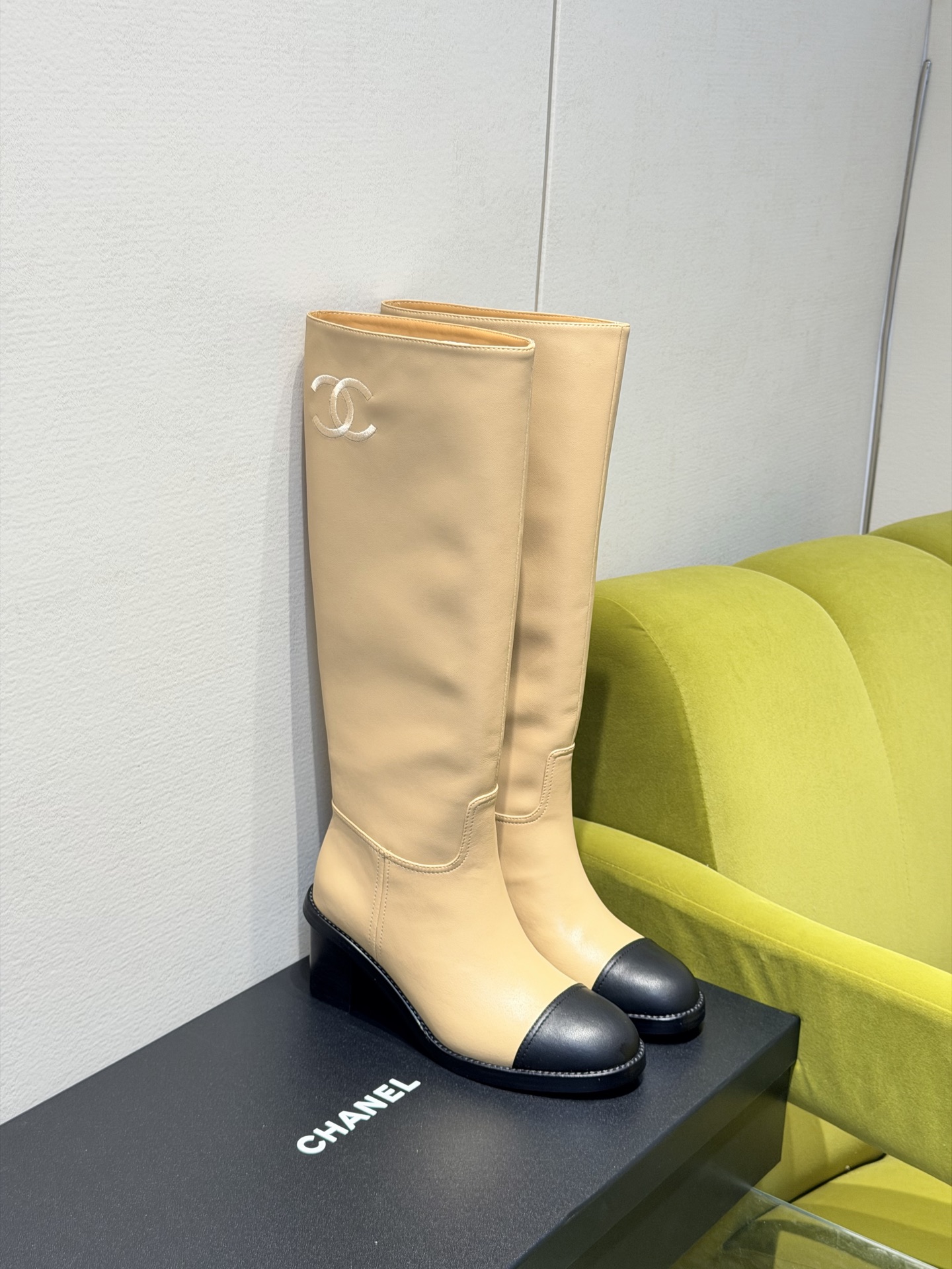 NO:680302,Chanel 25A Advanced Handmade Workshop Series Boots Top Version!  New model first released, private model hardware, original outsole, upper cowhide, inner sheepskin, code number 34-40 '34 40 non-returnable', boots, chanel, boots, cowhide, sheepskin19860909Chanel 25A高级手工坊系列长靴 顶级版本！新款抢先发售 私模五金 原版大底 鞋面牛皮 内里羊皮 码数34-40 「34 40不退换」,靴子,chanel,boots,cowhide,sheepskin,Women's Shoes