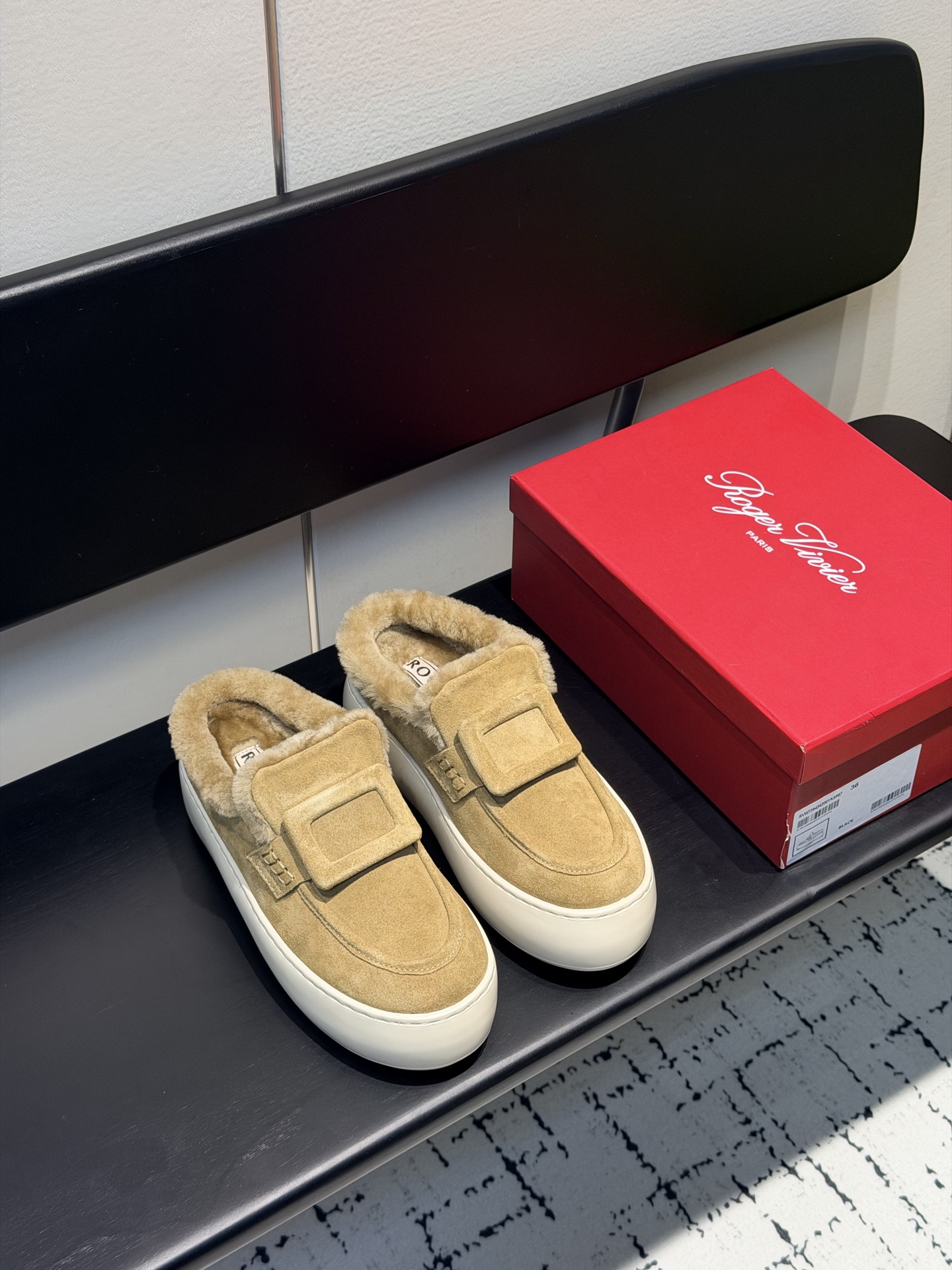 NO:680308,Rogervivier RV's new Viv Golf diamond buckle thick-soled fur shoes have many celebrity Internet celebrities. Simple design. The highly recognizable RV buckle cleverly reflects urban fashion. The upper is high-mercerized cowhide and the lining is real wool. It is super warm. The sole is super soft. It is super light in weight. It is 5CM in height. It has perfect workmanship details and is very comfortable on the feet. It is elegant and versatile!  Original custom-made rubber foam outsole, size 35-40 (custom-made 40), casual shoes/sports shoes, roger vivor, sneakers, cowhide19860909Rogervivier罗杰维维亚 RV 新款Viv Golf钻扣厚底毛毛鞋 超多明星网红种草 简约的设计 极具辨识度的RV扣巧妙释合都市时尚 鞋面高丝光牛皮 内里真羊毛里 超级暖和 鞋底超级柔软 重量超级轻 高度5CM 做工细节完美 ,上脚非常舒适 高雅百搭！鞋底原版定制橡胶发泡大底码数35-40（40定做）,休闲鞋/运动鞋毛毛鞋,roger vivier,sneakers,cowhide,Women's Shoes