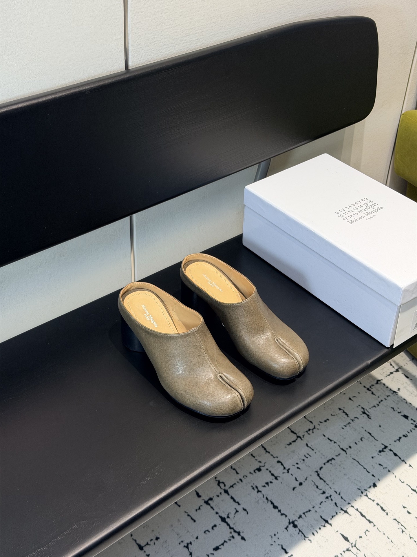 NO:682403,High quality!  Maison Margiela MM6 split-toe shoes Tabi Italian vegetable-tanned sheepskin!  Welcome to compare with the real original outsole!  Size: 35-39 Other sizes can be customized No. 122727025, split-toe shoes, masion margiela, sheepskin19860909高定品质！Maison Margiela MM6分趾鞋 Tabi 意产植鞣羊皮！ 欢迎对比 真正的原版大底！ Size:35-39 其他码数定做 编号122727025,分趾鞋,masion margiela,sheepskin,Women's Shoes