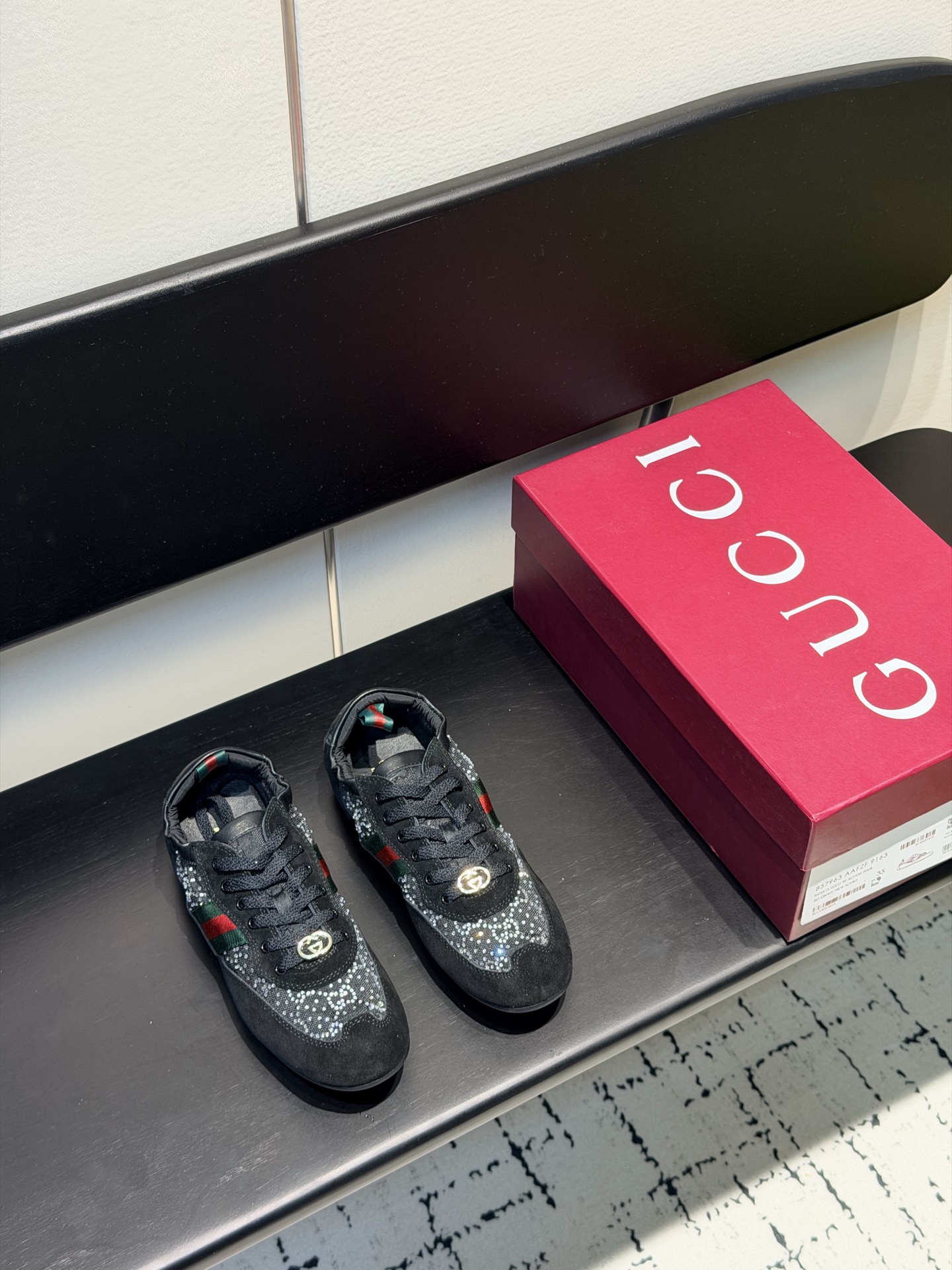 NO:680303,GG crystal diamond shoes are a pair of dancing shoes that are super light and soft enough to be rolled up. Brown cow suede + GG fabric, carefully decorated with GG crystal diamonds. It has both light texture and sparkling appearance. The shoe mouth is made of sheepskin overstitched rubber bands. There is a certain degree of relaxation, and you can ride as you like!  Sheepskin + latex feet!  TPU sole!  Size 35-40. Full package, casual shoes/sports shoes, sneakers, sheepskin19860909GG水晶钻鞋超级轻盈柔软到可以卷起来的一双跳舞鞋.棕色牛反绒面+GG布,精心缀饰GG水晶钻.轻盈质感与闪耀外观兼具.鞋口羊皮包缝橡筋工艺.张驰有度,驰骋随心所欲！羊皮+乳胶垫脚！TPU鞋底 ！35-40码.全套包装,休闲鞋/运动鞋,sneakers,sheepskin,Women's Shoes