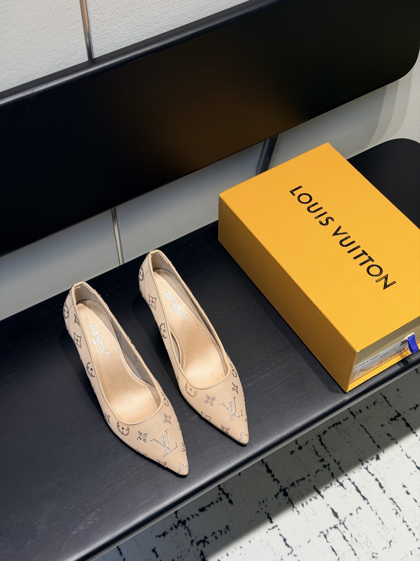 NO:680288,LV donkey brand 2025 new model Gala mesh hot diamond high heels. Elegant Monogram made of bright rhinestones. Genuine leather sole. Three heels: flat, 7.5cm and 9.5cm. Color: coffee, burgundy, apricot, black. Regular size: 35-39. Customized 34.40.41.42, high heels, louis vuitton, louis vuitton, high heels.19860909LV驴牌2025年新款 Gala网纱烫钻高跟鞋 由璀璨莱茵石组成Monogram的雅致 真皮底 三个跟:平底,7.5cm和9.5cm 颜色:咖色.酒红.杏色.黑色 正码:35-39订做34.40.41.42,高跟鞋单鞋,louis vuitton,louis vuitton,high heels,Women's Shoes