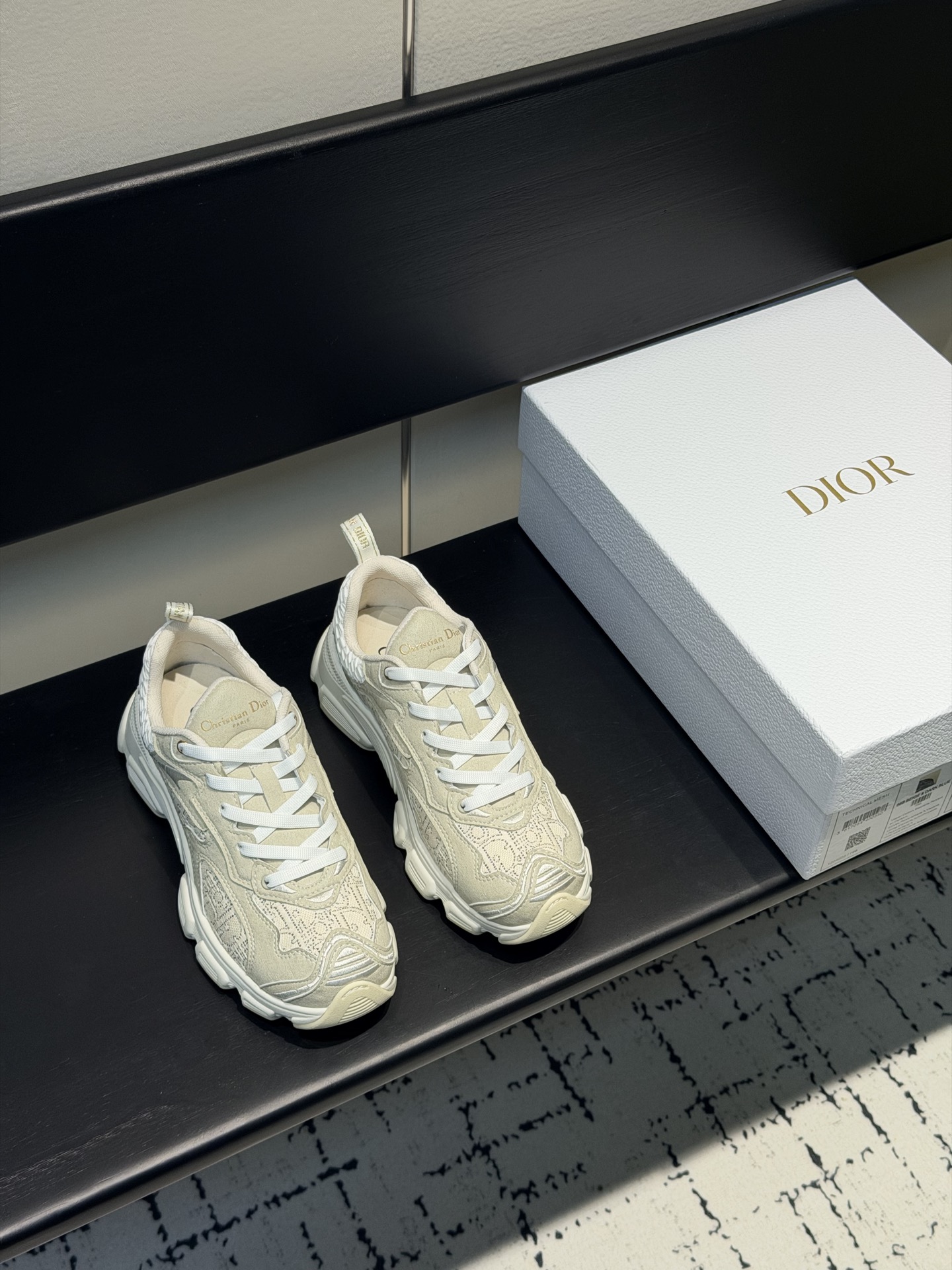 NO:680282,The latest popular model, the main popular product of 2026, is the newly released Dior Dior Chrono new casual sports shoes, running shoes and dad shoes. They are really cool and futuristic! They are really cool!  Once again interpreting Dior's concept of cool fashion, the lucky star will bless you with good luck. The new EVA sole is super light and super soft! A perfect replica of the original!  Fully matched material and mold!  !  35-39 (40.41 custom-made), dad shoes, dior, dior, sneakers19860909最新爆款 明星款2026主推爆品 全新发售的迪奥 Dior Chrono 新款休闲运动鞋跑鞋老爹鞋 真的酷毙了,未来感十足!真的好飒！再次演绎了迪奥酷时尚的理念,幸运星为你加持好运,全新的EVA鞋底超轻超软!原版完美复刻！全对版材质 模具！！35-39(40.41定做),老爹鞋,dior,dior,sneakers,Women's Shoes