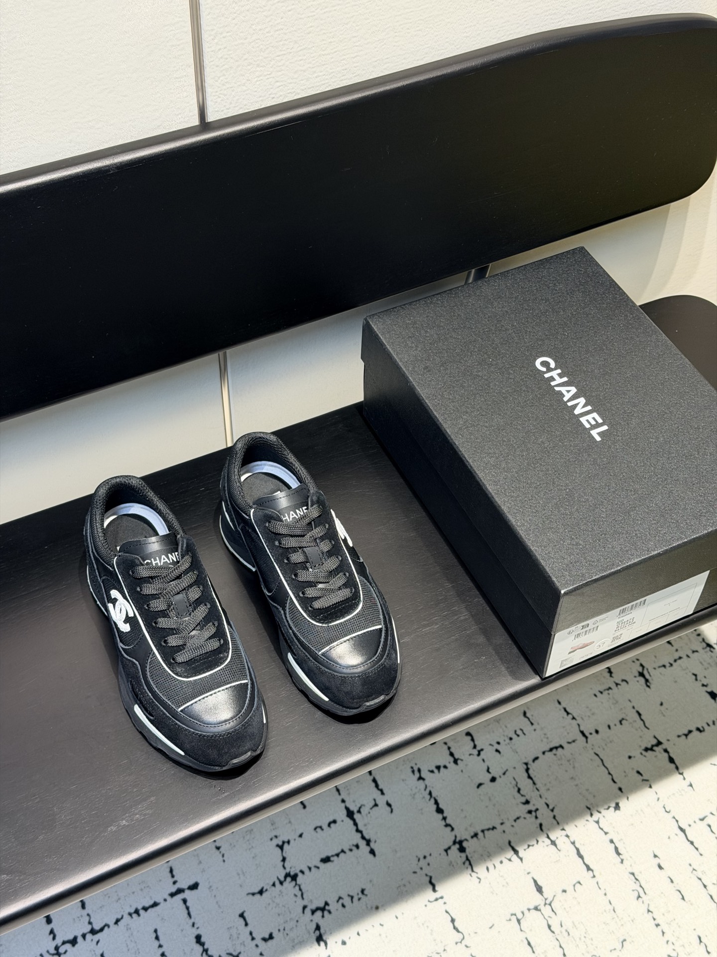 NO:680294,Chanel 25K 4.5cm high-heeled sneakers Chanel 25K high-heeled sneakers, classic double C Logo and highly recognizable thick-soled design + invisible high heels, comfortable and fashionable, suitable for daily wear or light exercise!  The upper is breathable and is very suitable for spring and summer. It has a wide range of sizes and is suitable for all types of feet. It goes well with jeans, dresses, and suit jackets. It is both casual and elegant. It is a hot item in the 25K series and is praised by the fashion circle!  Upper mesh + calfskin + suede, breathable technical mesh lining, original molded rubber sole, heel height 4.5/6cm, size 35-40 (customized at 40.41), casual shoes/sports shoes, chanel, sneakers, skirts, jeans, jackets & coats, business suit, cowhide19860909Chanel 25K 4.5cm 高跟运动鞋 Chanel 25K高跟运动鞋,经典双C Logo超有辨识度厚底设计+隐形高跟,舒适又时髦,日常穿搭或轻运动都OK！鞋面透气,春夏穿超合适,尺码覆盖广,适合各种脚型.搭配牛仔裤、连衣裙、西装外套都很出彩,休闲优雅兼具,是25K系列爆款,时尚圈都在夸！ 鞋面网布+小牛皮+翻毛皮 内里透气科技网布 原版开模橡胶底 跟高4.5/6cm 码数35-40（40.41订做）,休闲鞋/运动鞋,chanel,sneakers,skirts,jeans,jackets & coats,business suit,cowhide,Women's Shoes