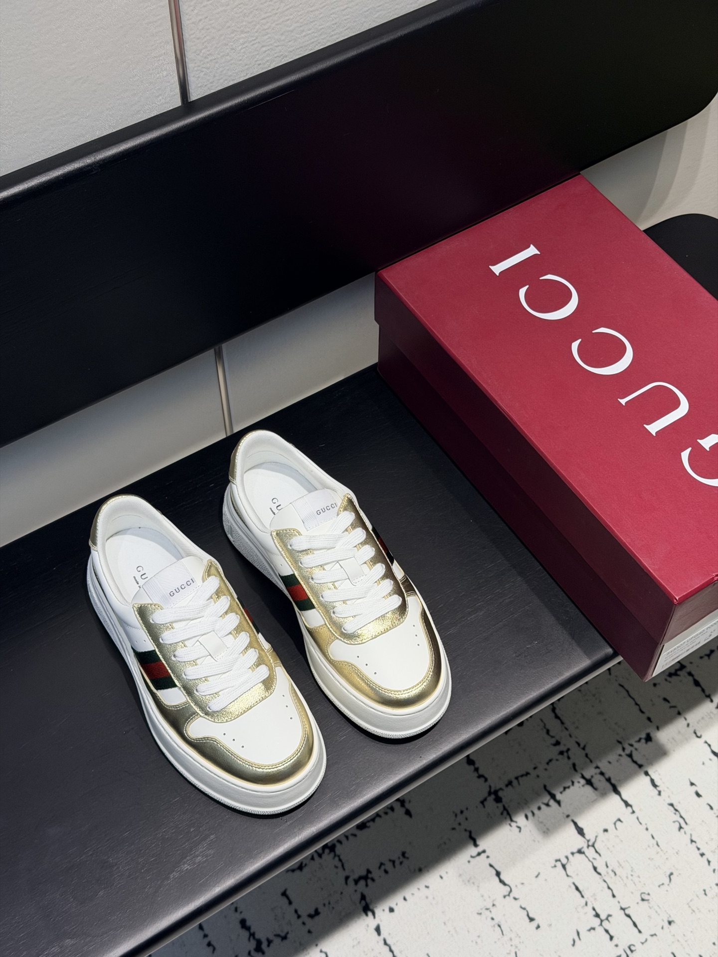 NO:680278,Men's GG counter's latest couple's style thick-soled biscuit shoes. Purchasing level GG's latest IP lightweight thick-soled biscuit shoes. The height of the foot increases by 4CM in seconds!  !  Simple, easy to match and full of retro charm ~ The tongue has the latest anti-counterfeiting cloth label. And it has an electronic chip for anti-counterfeiting. GG 26 early spring new counter's latest couple's thick-soled white shoes!  The upper is made of imported environmentally friendly water-dyed calfskin!  +Molded latex insole. Original IP lightweight outsole, one-piece injection molding, super comfortable and elastic. Don't compare price with ordinary TR outsole on the market, compare comfort. It's not a grade. It's not a level!  Size: Women's 35-40, Men's 39-45, complete package. Casual shoes/sports shoes, sneakers, cowhide19860909男款 GG 专柜最新情侣款厚底饼干鞋 代购级别 GG最新IP轻质厚底饼干鞋上脚秒内增高4CM！！ 简约 好搭且复古韵味十足～鞋舌最新防伪布标.且带电子芯片防伪.GG 26早春new专柜最新情侣款厚底小白鞋 ！ 鞋面采用进口环保水染小牛皮！+成型乳胶鞋垫.原版IP轻质大底,一体射出成型超舒服有弹力,不要拿市面上普通TR大底来比价格,比舒适度.不是一个档次.不是一个级别！ 尺码 女款35-40,男款39-45全套包装.,休闲鞋/运动鞋,sneakers,cowhide,Women's Shoes