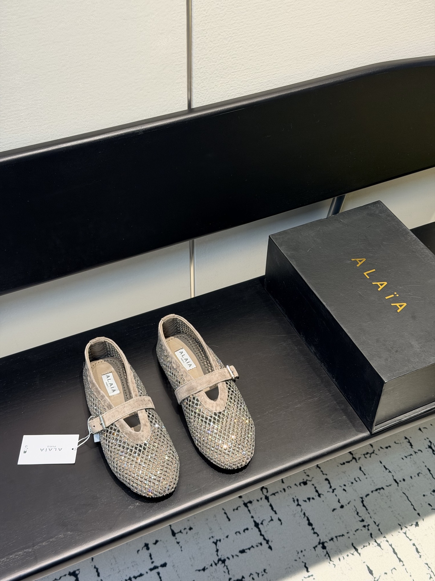 NO:681347,Mesh rhinestone style, original box of 10 Alaia flat ballet flat shoes!  Sweet and cool ballet style, a very popular ballet shoe, romantic, charming, comfortable and versatile. Sheepskin fabric, sheepskin lining, private molded rubber non-slip outsole, size 35-45 (40-45 customized, non-returnable, 43 44 45 unit price 10), ballet shoes, alaia, sheepskin, sheep19860909网纱钻面款 原盒10 Alaia 走平底芭蕾舞平底单鞋！ 甜酷芭蕾风,人气超高的一款芭蕾舞鞋,浪漫又迷人舒适百搭. 羊京面料 羊皮内里, 私模橡胶防滑大底, 码数35-45（40-45定做不退换,43 44 45单价10）,芭蕾舞鞋,alaia,sheepskin,sheep,Women's Shoes