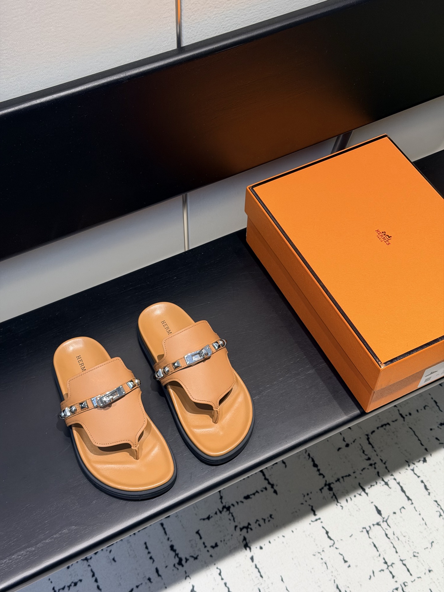 NO:693415,Hermes Hermès H Family Empire Series kelly buckle rivet thong slippers, top quality calfskin slippers, with ergonomic soles and Kelly shoe buckles, uppers imported calfskin/Niu Jing, original molded outsole, same size for men and women 35-45 (46 custom-made), split-toe shoes, hermes, hermes, slippers, cowhide19860909Hermes 爱马仕H家Empire 系列 kelly扣铆钉夹趾拖鞋 顶级品质 小牛皮拖鞋,搭配人体工学鞋底和Kelly鞋扣 鞋面进口小牛皮/牛京 原版开模大底 男女同款35-45（46定做）,分趾鞋,hermes,hermes,slippers,cowhide,Women's Shoes