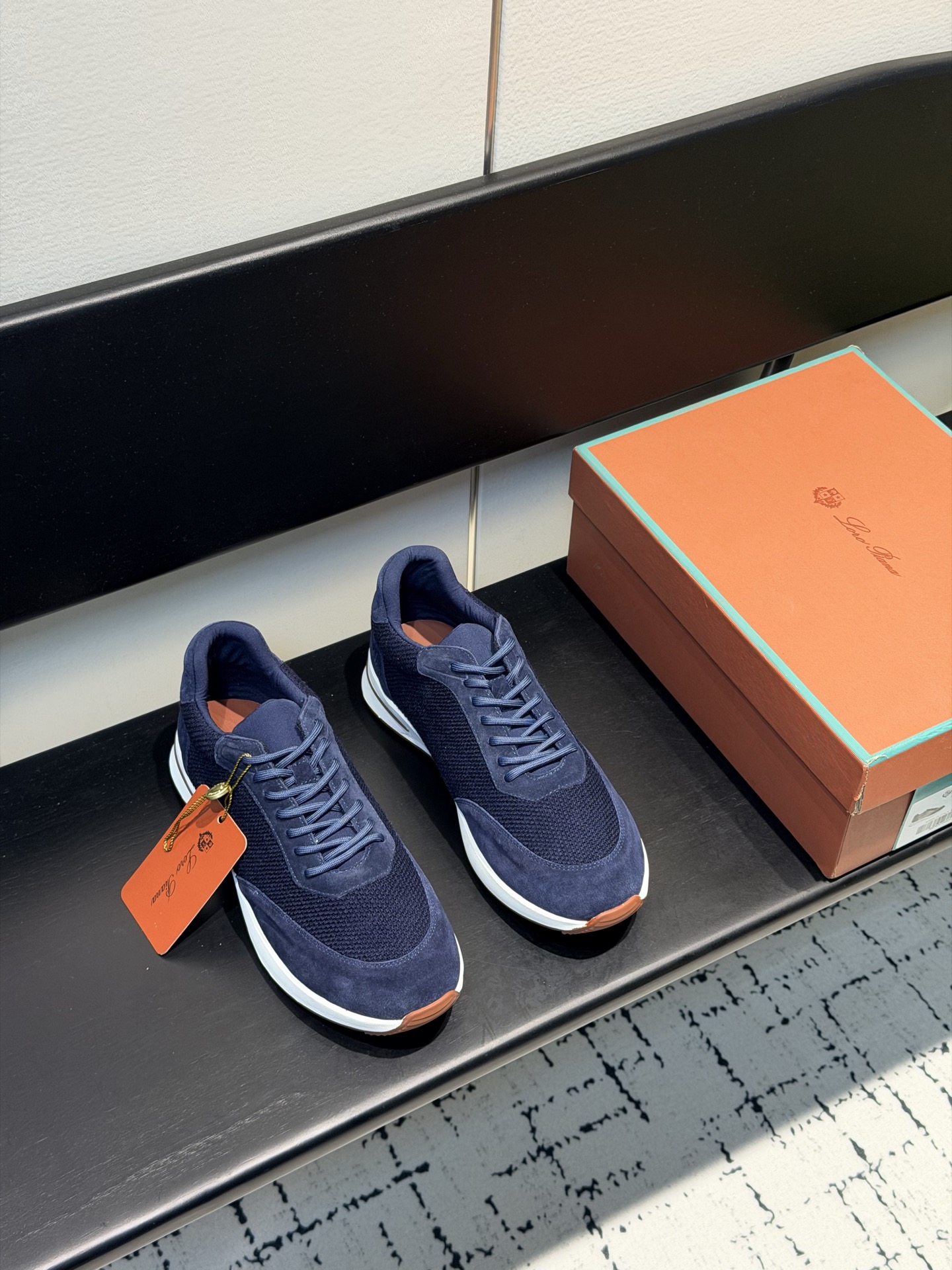 NO:693411,The Loro Piana Week End Walk series sports shoes are made of exclusive Pecora Nera black wool. The raw material comes from New Zealand dark Merino sheep. It has a natural dark brown tone and is fine and rare in texture. The upper is made of mesh + suede, which is breathable and comfortable. The rubber sole has strong grip and is suitable for commuting and casual outings. The low-key high-end gray tone is versatile for suits or casual wear, and is very suitable for autumn and winter. The black wool series embodies the brand's ecological concept and is also a symbol of high-end texture. It is a favorite among fashionistas!  size39-44 (customized at 38.45.46), casual shoes/sports shoes, loro piana, sneakers, business suit, chamois leather19860909Loro Piana Week End Walk系列运动鞋,采用独家 Pecora Nera黑羊毛,原料来自新西兰深色美利奴羊,天然深棕色调,质感细腻又稀有.鞋面网面+麂皮拼接,透气舒适,橡胶鞋底抓地力强,适合通勤和休闲出街.低调高级灰调,百搭西装或休闲装,秋冬穿超合适 .黑羊毛系列是品牌生态理念体现,也是高端质感象征,是时髦精们的心头好！ size39-44（38.45.46定做）,休闲鞋/运动鞋,loro piana,sneakers,business suit,chamois leather,Women's Shoes