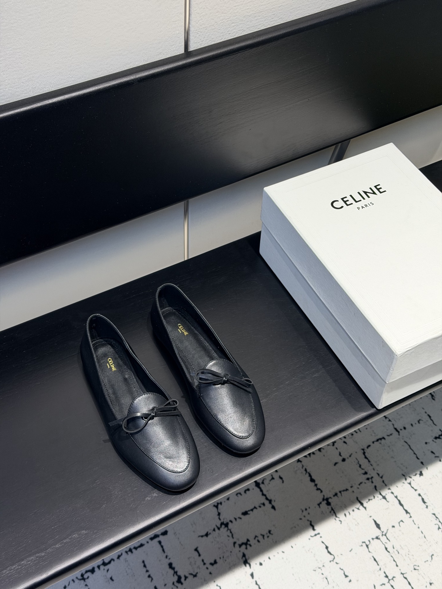 NO:693408,CELINE's latest spring and summer loafers for 2026. There are many celebrities and Internet celebrities. This year's super popular loafers. Simple old money style outfit. Produced by a big factory. Don't worry about quality control. Retro and modern design, can be easily worn in suit pants, skirts and jeans. Low-key and full of temperament. Upper imported from Italy. Calf leather outsole  Italian genuine leather outsole Size 35-40 (40 is custom-made and non-returnable), loafers, celine, loafers, skirts, jeans, business suit, cowhide, Leather soles19860909CELINE思琳2026春夏最新款乐福鞋 超多明星网红种草 今年超火的乐福鞋 简简单单的老钱风穿搭 妥妥大厂出品 品质品控不用担心 复古摩登设计,西装裤、裙装、牛仔裤都能轻松驾驭,低调又气质满满 鞋面意大利进口小牛皮 大底 意大利真皮大底Size35-40（40订做不退换）,乐福鞋,celine,loafers,skirts,jeans,business suit,cowhide,Leather soles,Women's Shoes