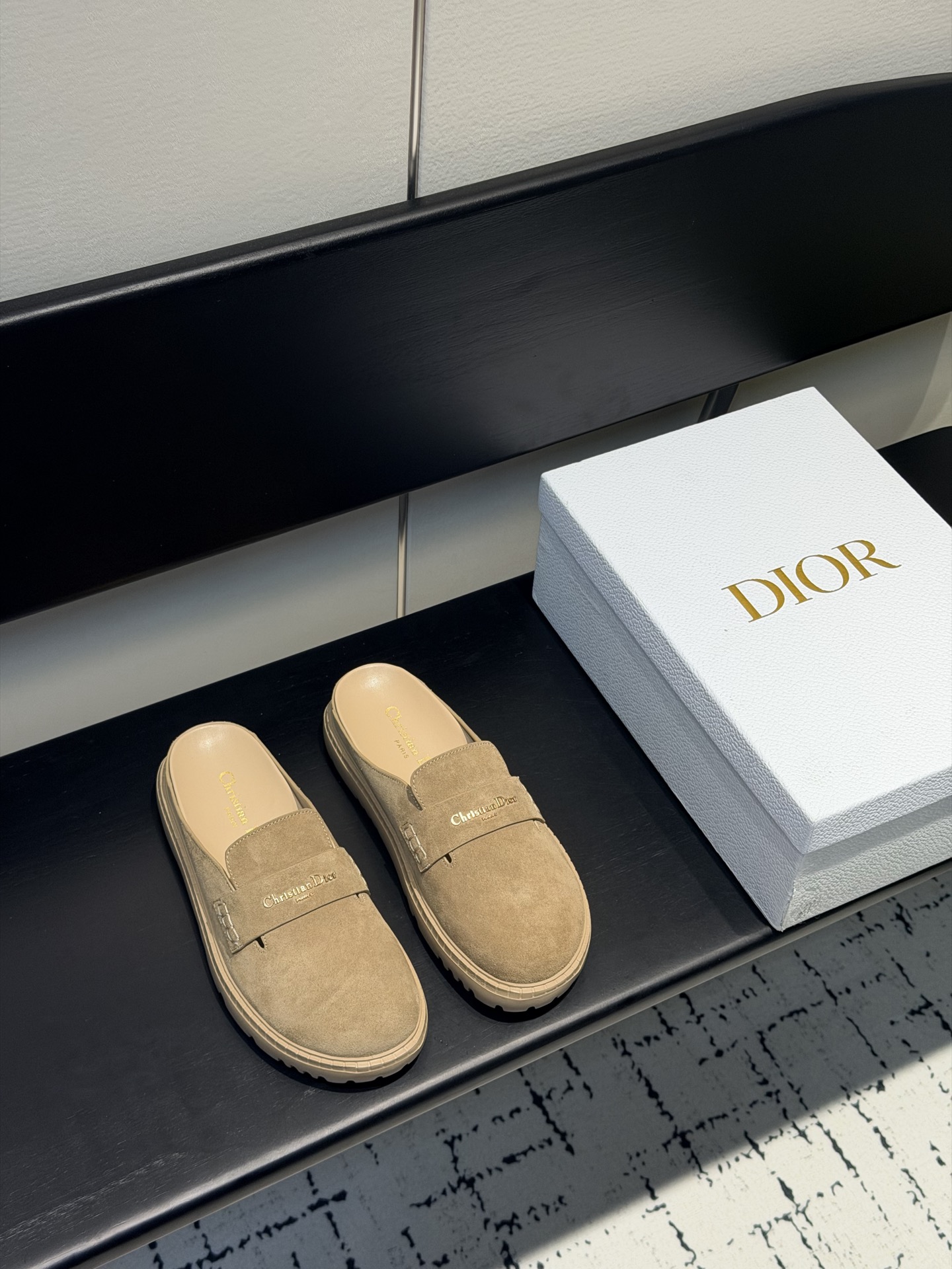 NO:693406,2026Dior Dior autumn and winter new products fashion and trend coexist. Imported cowhide original version customized one to one. Women 35-41 fabric imported beef tendon lining sheepskin outsole foam outsole (super light), half drag, dior, dior, cowhide, sheepskin198609092026Dior迪奥秋冬新品时尚与潮流并存.进口牛皮原版一比一订制.女35-41 面料进口牛筋 内里羊皮里 大底发泡大底（超轻）,半拖,dior,dior,cowhide,sheepskin,Women's Shoes