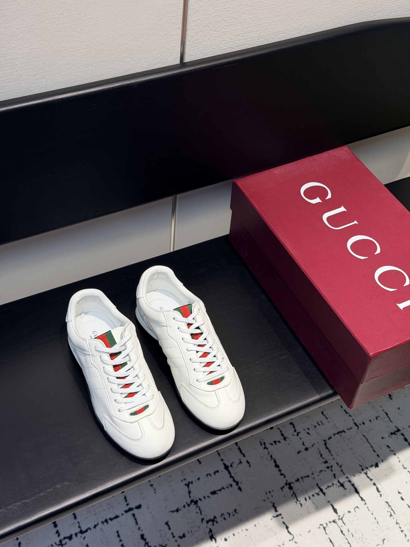 NO:693405,Men's couple's style Gucci Gucci's latest retro Forrest Gump shoes De Xun sneakers White shoes High-grade suede leather made of original presbyopia stitching, inspired by retro, new interpretation of classics, light, comfortable and breathable essential item for all seasons Whether it is paired with jeans or a skirt, there is no pressure to switch styles! The foot feels very good Suitable for long-term wear, even when shopping, you will not feel tired Material cowhide Sheepskin lining Outsole: TPU outsole  Size#Female 35-40 (40 is custom-made and cannot be returned or exchanged), casual shoes/sports shoes, gucci, gucci, sneakers, skirts, jeans, cowhide, sheepskin19860909男 情侣款 Gucci 古驰 最新款 复古阿甘鞋 德训运动鞋 小白鞋 高级绒面皮面原版老花拼接打造,灵感来自复古,全新演绎经典,轻便、舒适、透气的四季必备单品 无论是搭配牛仔裤还是裙子,风格切换毫 无压力!脚感非常好 适合长时间穿着,即便是逛街也不会觉得累 材质牛皮 内里羊皮 大底:TPU大底 Size#女35-40（40订做不退换）,休闲鞋/运动鞋,gucci,gucci,sneakers,skirts,jeans,cowhide,sheepskin,Women's Shoes