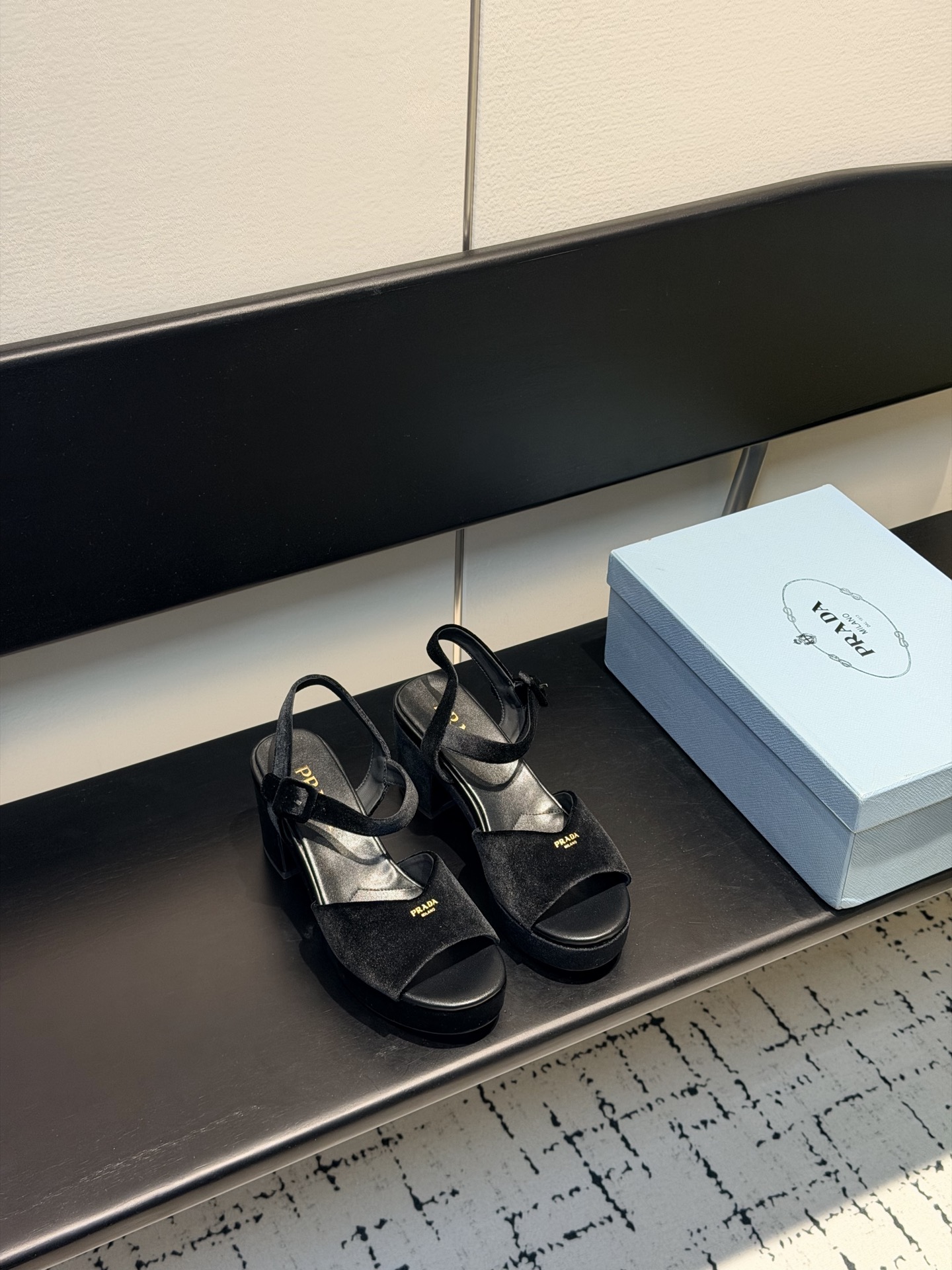 NO:694990,2026 Spring New Style [PRADA  Prada] Triangular logo vs silk-printed LG waterproof platform thick-soled thick-heeled sandals. Comfort and fashion coexist, and every color combination looks good. The design matches different styles and requires a platform to easily control the heel. The upper is made of imported sheepskin vs. Sheepkin velvet, the lining is imported sheepskin, and the Italian genuine leather outsole. The platform is 2.5cm high, and the heel is 7cm. Size 35-40, high-heeled sandals, prada, prada, sandals, high  heels,sheepskin,sheep,leather soles198609092026春款新款【PRADA 普拉达】三角标vs丝印lg防水台厚底粗跟凉鞋.舒适度与时髦度并存,每个颜色搭配都好看,设计搭配不同风格需求水台加跟轻松驾驭.鞋面采用进口羊皮vs羊京绒,内里垫脚为进口羊皮,意大利真皮大底.水台高2.5cm,跟高7cm.size35-40,高跟鞋凉鞋,prada,prada,sandals,high heels,sheepskin,sheep,Leather soles,Women's Shoes