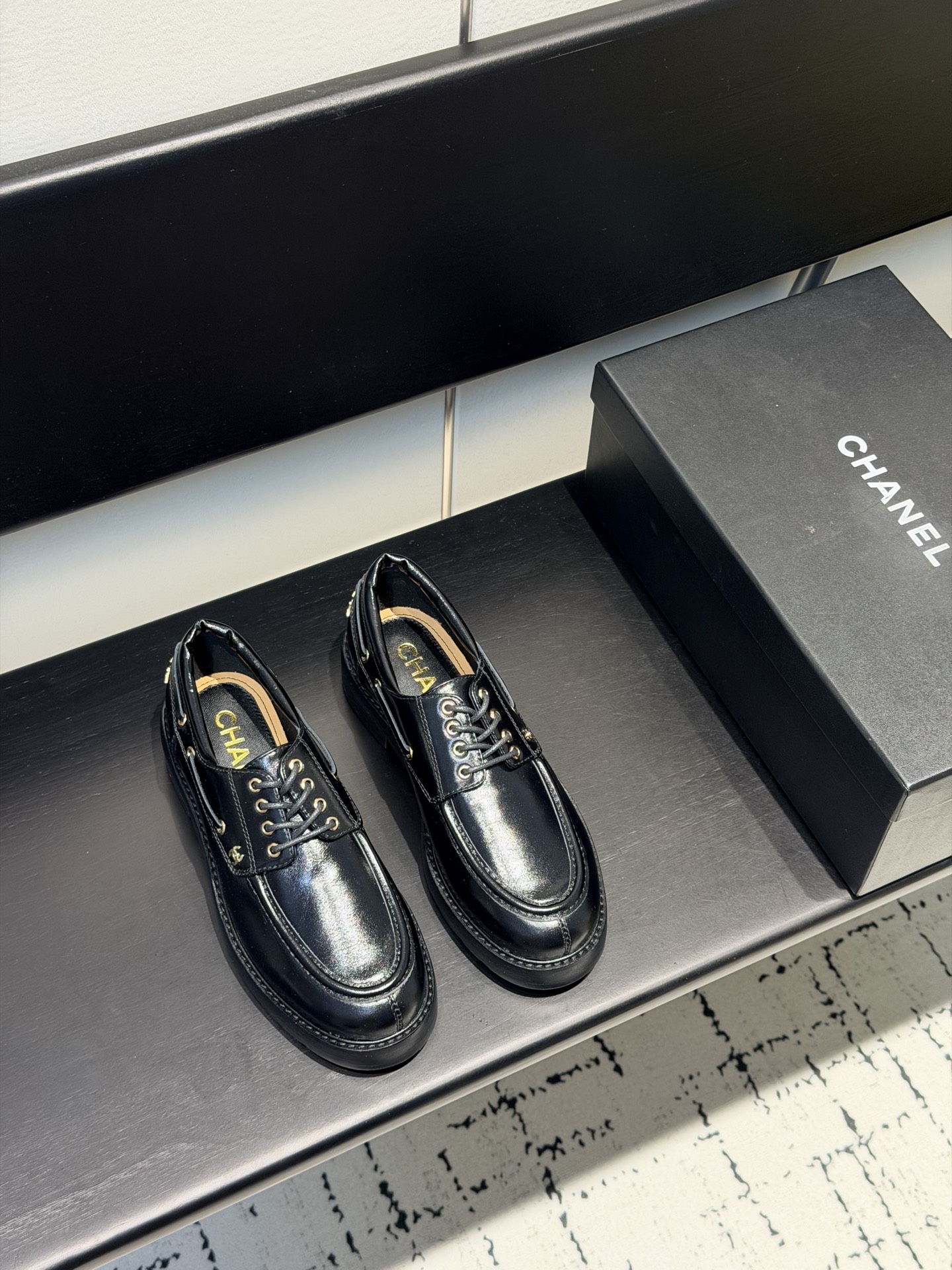 NO:696213,2026 Xiaoxiang Chanel 26C spring and summer new style, classic double C buckle lace-up loafers, retro lace-up letter hardware buckle thick-soled small leather shoes. The sides of the shoes are decorated with leather chains and small logo pendants, revealing exquisite small details, and they are very light and comfortable to wear. They are very practical shoes for daily use. Xiaoxiang's pair of thick-soled loafers can be said to be the most design shoes in recent years. The clever choice of leather chains is unique and I fell in love at first sight.  It is a rare shoe that combines comfort, style and versatility so well. Customized butter leather upper, mixed sheepskin lining, foot padding cowhide, molded TPU combined outsole, heel height 4cm, size 35-39 (40.41 custom made, non-returnable), loafers, chanel, loafers, cowhide, sheepskin198609092026小香Chanel 26C春夏新款 经典双C扣穿带乐福鞋 复古系带字母五金扣厚底小皮鞋 鞋子侧边装饰有皮穿链和小logo坠饰,在在透露着精致的小细节,而且很轻穿着舒适,是日常十分实搭的鞋款. 小香这双厚底乐福鞋 可以说是这几年最具设计感的鞋子了 巧妙选用皮穿链条个性别致 一眼就爱上 是难得将舒适 洋气 百搭融合得这么好的一款鞋 鞋面定制牛油皮 内里混种羊皮 垫脚牛皮 鞋底开模TPU组合大底 跟高4cm 码数35-39（40.41定做不退换）,乐福鞋,chanel,loafers,cowhide,sheepskin,Women's Shoes