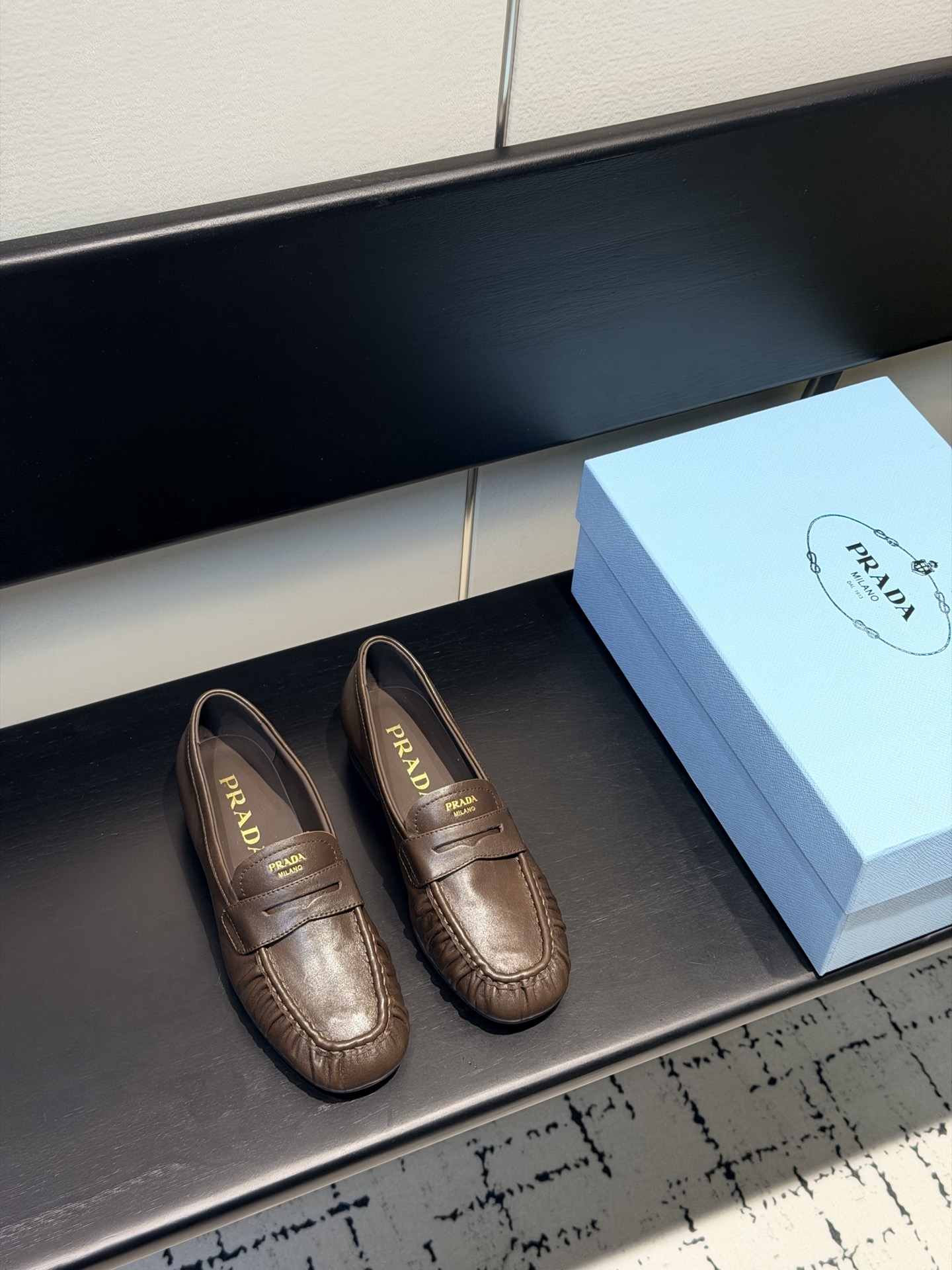 NO:696205,Leather Prada pleated loafers, dark brown leather + pleated design, retro and fashionable! The upper is soft and the flat bottom is super comfortable, which can be easily used for commuting and leisure. Metal logo embellishment, full of brand sense, British style one-step, super easy to put on and take off~ Whether worn with suit pants or jeans, it can easily create a casual and high-end feel, it is a versatile artifact in autumn and winter  size:35-42 (41.42 customized), loafers, prada, loafers, jeans, business suit19860909皮面 普拉达褶皱乐福鞋,深棕皮革+褶皱设计,复古又时髦!鞋面柔软,平底超舒适,通勤休闲都能轻松驾驭 .金属Logo点缀,品牌感满满,英伦风一脚蹬,穿脱超方便~无论搭西装裤还是牛仔裤,都能轻松打造随性高级感,是秋冬百搭神器 size:35-42（41.42定制）,乐福鞋,prada,loafers,jeans,business suit,Women's Shoes