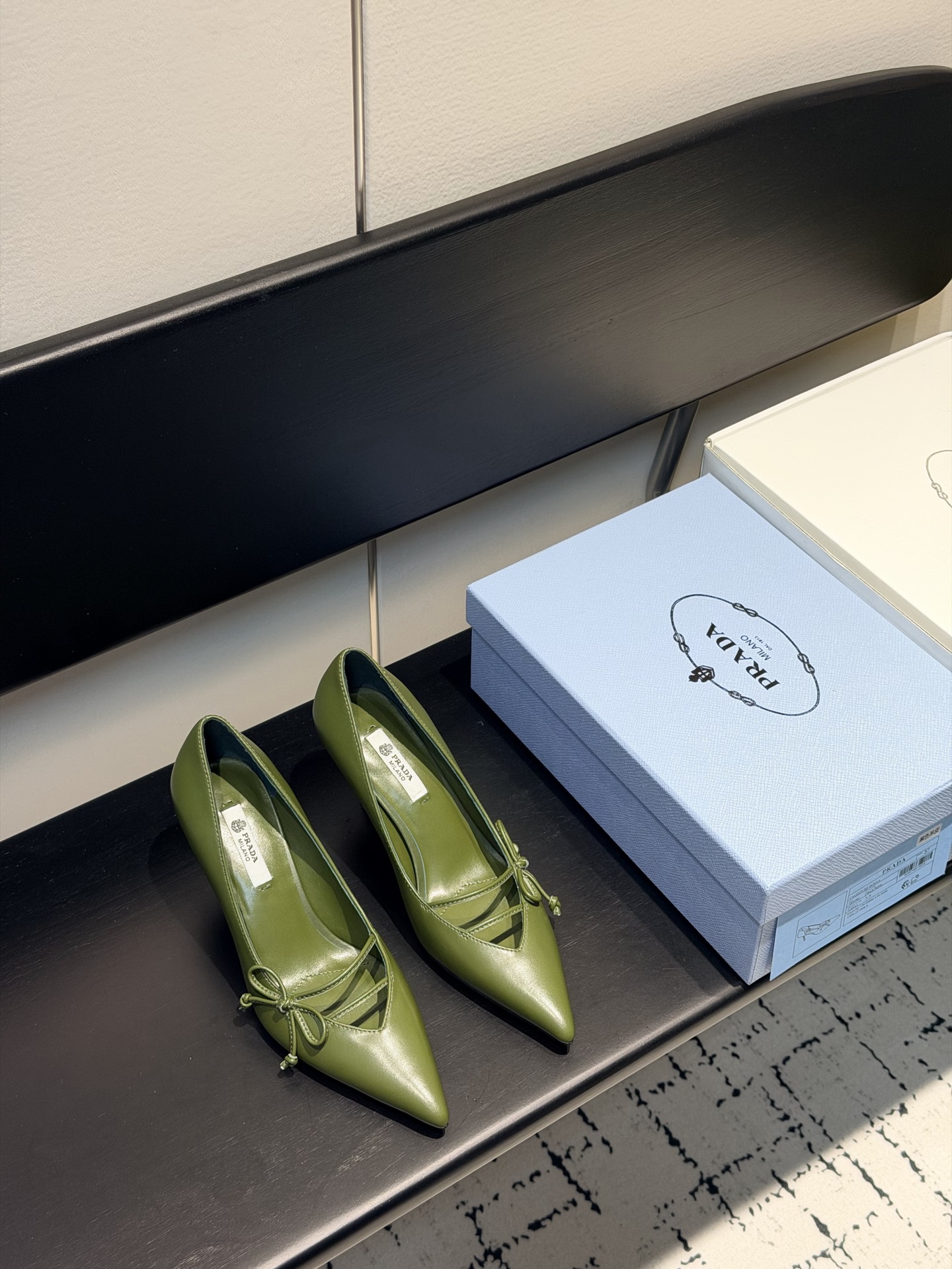 NO:705757,(Add 10 if you need an airplane box) Prada/Prada 26WF early spring new pointed-toe high-heeled shoes. When the bright orange show sunlight penetrates the steel window, this pair of catwalk high-heeled shoes comes out of the light. It uses 'constructed body' to deconstruct the established definition of elegance. The pointed-toe design is more than just an ingenious idea to lengthen the leg shape. The back strap and bow details find a balance between hardness and softness. It breaks away from the inertial perception of 'comfort is luxury' but uses the skin-friendly texture of sheepskin lining.  Realize the dual freedom of mind and body. From commuting suits to dinner dresses, it seamlessly adapts to multiple scenes, allowing women to switch between competence and femininity. Every time you step on the foot, the whisper of the metal logo and the ground is the resonance of pioneering design and daily functions. It is also the undefined confidence and edge of contemporary women. The fabric is made of original customized lambskin, and the lining of the toes is made of sheepskin. The genuine leather outsole imported from Italy  size35-39 (customized 40/41), high heels, prada, prada, high heels, skirts, business suit, sheepskin, Leather soles19860909（要飞机盒加10） Prada/普拉达26WF早春新品尖头高跟鞋 当亮橙色秀场的阳光穿透钢窗 这双走秀高跟鞋踏光而来 以“构筑之躯” 解构优雅的既定定义 尖头设计不止是拉长腿型的巧思 后饰带与蝴蝶结细节在刚柔之间找到平衡. 它挣脱了“舒适即奢侈”的惯性认知 却以羊皮内里的亲肤质感 实现心灵与身体的双重自由. 从通勤西装到晚宴礼裙 它无缝适配多元场景 让女性在干练与柔美中自主切换. 每一次落脚都是金属徽标与地面的轻语 是先锋设计与日常功能的共鸣 更是当代女性不被定义的底气与锋芒. 面料采用原版定制小羊皮 内里踮脚均为羊皮 意大利进口真皮大底 size35-39（40/41定制）,高跟鞋单鞋,prada,prada,high heels,skirts,business suit,sheepskin,Leather soles,Women's Shoes