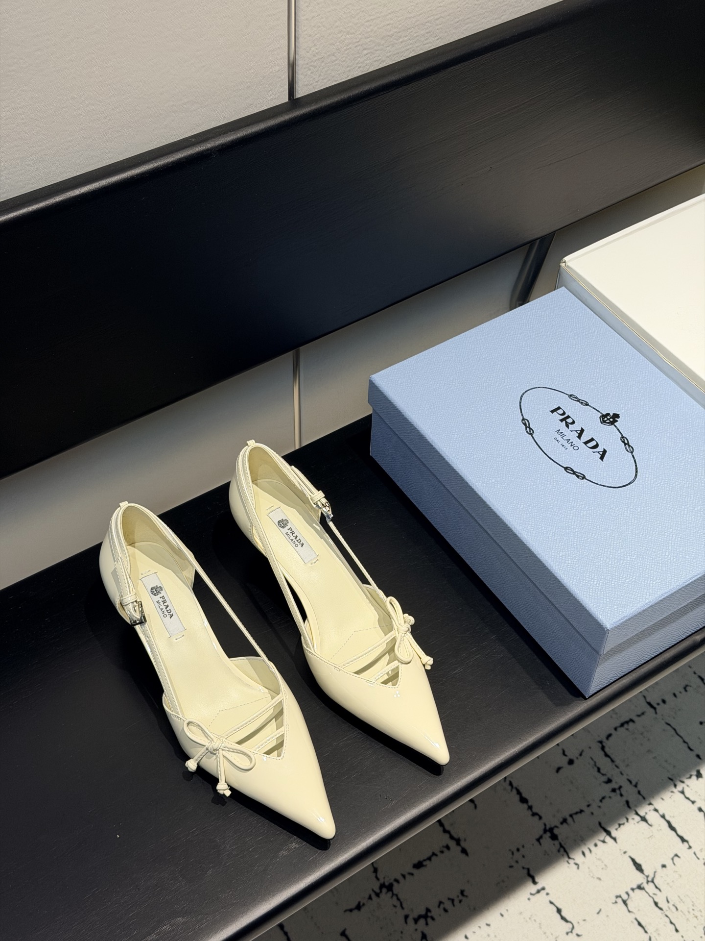 NO:705760,(Add 10 if you need an airplane box) Prada/Prada 26WF early spring new product pointed toe hollow sandals and high heels. When the bright orange show sunlight penetrates the steel window, this pair of catwalk high heels comes out of the light. It deconstructs the established definition of elegance with a 'constructed body'. The pointed toe design is not only an ingenious idea to lengthen the leg shape. The back strap and bow details find a balance between hardness and softness. It breaks away from the inertial perception of 'comfort is luxury' but uses the skin-friendly texture of sheepskin lining.  Realize the dual freedom of mind and body. From commuting suits to dinner dresses, it seamlessly adapts to multiple scenes, allowing women to switch between competence and femininity. Every time you step on the foot, the whisper of the metal logo and the ground is the resonance of pioneering design and daily functions. It is also the undefined confidence and edge of contemporary women. The fabric is made of original customized lambskin, and the toe-toe lining is all sheepskin. The Italian imported leather outsole has a heel height of 7.5cm and 5.5cm.  size35-39 (customized 40/41), high heels, prada, prada, sandals, high heels, skirts, business suit, sheepskin, Leather soles19860909（要飞机盒加10） Prada/普拉达26WF早春新品尖头 中空凉鞋高跟鞋 当亮橙色秀场的阳光穿透钢窗 这双走秀高跟鞋踏光而来 以“构筑之躯” 解构优雅的既定定义 尖头设计不止是拉长腿型的巧思 后饰带与蝴蝶结细节在刚柔之间找到平衡. 它挣脱了“舒适即奢侈”的惯性认知 却以羊皮内里的亲肤质感 实现心灵与身体的双重自由. 从通勤西装到晚宴礼裙 它无缝适配多元场景 让女性在干练与柔美中自主切换. 每一次落脚都是金属徽标与地面的轻语 是先锋设计与日常功能的共鸣 更是当代女性不被定义的底气与锋芒. 面料采用原版定制小羊皮 内里踮脚均为羊皮 意大利进口真皮大底 跟高7.5cm,5.5cm size35-39（40/41定制）,高跟鞋单鞋,prada,prada,sandals,high heels,skirts,business suit,sheepskin,Leather soles,Women's Shoes