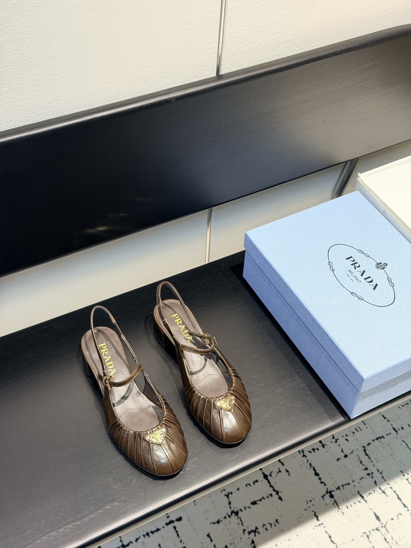 NO:706611,Airplane box Prada/Prada 26WF early spring new product retro triangular logo pleated block heel Mary Jane shoes. When the classic genes of Milan 1913 meet the retro wave, this pair of Mary Jane shoes use the triangle logo as the key to unlock the cross-century fashion code. The inverted triangle logo with enamel texture is engraved with brand traceability. The three-dimensional luster of architectural aesthetics flows through the upper. The natural wrinkle texture is like the gentle traces of time. The thick heel design retains the innocence of Mary Jane shoes.  The round toe line modifies the foot shape, and the one-line strap outlines the soft arc of the instep. Whether it is a gentle date with a knitted skirt or a commuting scene with a windbreaker and straight pants, it can break the dullness with a retro texture, allowing every step to strike a balance between elegance and practicality. The fabric is made of original custom leather, and the lining of the tiptoe is all sheepskin. The genuine leather outsole imported from Italy  size35-39 (customized 40/41),singles,prada,prada,sandals,mary jane,skirts,sheepskin,Leather soles19860909飞机盒 Prada/普拉达26WF早春新品复古 三角标褶皱粗跟玛丽珍鞋 当米兰1913的经典基因邂逅复古浪潮 这双玛丽珍鞋以三角徽标为钥 解锁跨世纪的时髦密码. 珐琅质感的倒置三角标镌刻品牌溯源 在鞋面流转着建筑美学的立体光泽 自然褶皱肌理如时光沉淀的温柔痕迹 粗跟设计 既保留玛丽珍鞋的天真感 圆头线条修饰脚型 一字带勾勒脚背柔弧 论是搭配针织裙的温柔约会 还是风衣配直筒裤的通勤场景 都能以复古质感打破沉闷 让每一步都踩在优雅与实穿的平衡点上. 面料采用原版定制皮料 内里踮脚均为羊皮 意大利进口真皮大底 size35-39（40/41定制）,单鞋凉鞋,prada,prada,sandals,mary jane,skirts,sheepskin,Leather soles,Women's Shoes