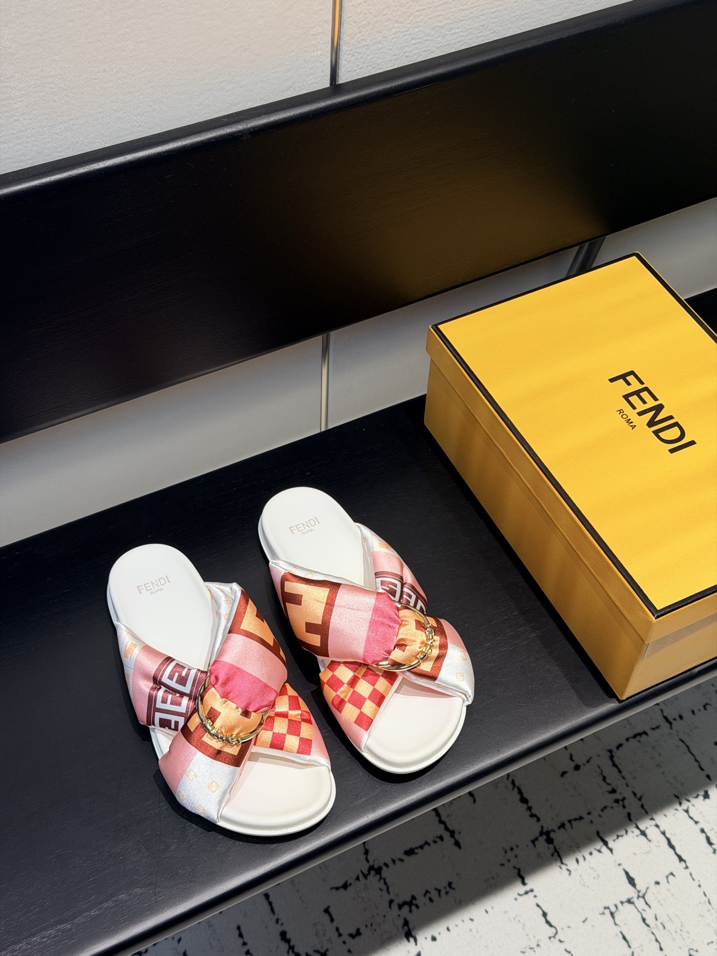 NO:706613,Couple style (men's style) Fendi Fendi Feel series cross satin flat sandals Padded double-strap flat sandals with three-dimensional FENDI lettering decorative D-ring buckle. Satin material, decorated with brown iconic FF pattern. Black leather insole and shoe edge. Gold facing metal parts Beautiful packaging at the delivery counter Fabric: Original custom-made imported satin material Lining: Imported soft satin material Sole: Original open-molded anti-slip rubber material Thick sole  1.5cm Size: Women's 35-40 / Men's 39-46 (women's 40, men's 45, 46 customized), slippers, fendi, fendi, slippers, silk fabric19860909情侣款（男款） Fendi 芬迪 Feel系列 交叉 绸缎 平底 凉拖鞋 垫料双带平底凉拖鞋,带三维FENDI字样装饰性D环搭扣.缎面材质,饰有棕色标志性FF图案.黑色皮革内底和鞋边.金色饰面金属件 配送专柜精美包装 面料 : 原版定制进口绸缎材质 内里 : 进口柔软绸缎材质 鞋底 : 原版开模防滑橡胶材质 底厚 1.5cm Size : 女款35-40 / 男款39-46（女40,男45,46定制）,拖鞋,fendi,fendi,slippers,silk fabric,Women's Shoes
