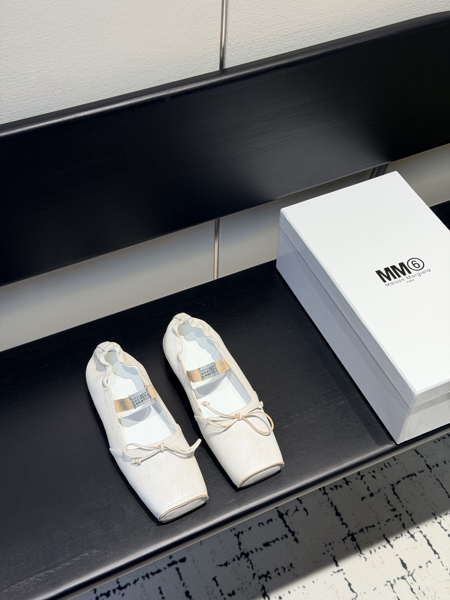 NO:706603,MM6, 26 spring and summer retro square toe elastic band ballet flats spring shoe series adopts the brand's iconic sculptural silhouette that fits the shape of the foot. The upper is soft and smooth, taking into account both fit and design. The square toe + ballet elements are combined with the classic square toe design to create a modern feel. It is matched with the bow decoration on the upper to reconstruct the elegant outline of the ballet shoes. At the same time, it is made into a mules back style, which is both casual and refined.  There is the iconic white single-thread stitching on the heel, and the elastic band of the shoe body has the MM6 digital logo, which is the key to brand recognition. The empty mule slide structure simplifies the way to put on and take off, combining the softness of ballet shoes with the casualness of mule shoes. Retro cowhide upper, silk sheepskin lining, leather outsole, high-heeled model 1cm size: 35-41 sizes (40 and 41 sizes are customized and cannot be returned), slippers, single shoes, masion  margiela,flats,slippers,cowhide,sheepskin,Leather soles19860909MM6、 26春夏款复古方头弹力带芭蕾鞋平底鞋春鞋系列 采用品牌标志性的贴合脚型的雕塑感轮廓,鞋面柔软且线条流畅,兼顾贴合度与设计感.方头+芭蕾元素融合经典方头设计打造现代感,搭配鞋面蝴蝶结装饰,重构芭蕾鞋的优雅轮廓,同时做穆勒拖的后空款式,兼具休闲与精致. 鞋后跟处有标志性的白色单线缝线,鞋身弹性带带有MM6数字标识,是品牌辨识度的关键.后空的穆勒拖结构,简化穿脱方式,将芭蕾鞋的柔美与穆勒鞋的随性结合. 鞋面复古牛皮 内里丝绸羊皮里 大底真皮大底 高跟款1cm size :35-41码（40、41码定制不退换）,拖鞋单鞋,masion margiela,flats,slippers,cowhide,sheepskin,Leather soles,Women's Shoes