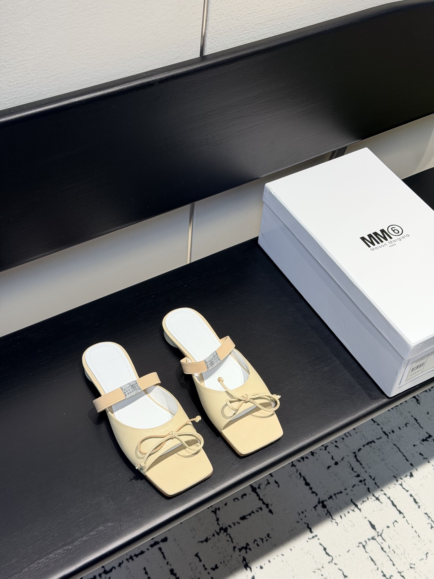 NO:706605,MM6, 26 spring and summer retro square toe elastic band ballet shoes, high heels and sandals series adopt the brand's iconic sculptural outline that fits the shape of the foot. The upper is soft and smooth, taking into account both fit and design. The square toe + ballet elements are combined with the classic square toe design to create a modern feel. It is decorated with bows on the upper to reconstruct the elegant outline of the ballet shoes. At the same time, it is made into a free-back style of mules, which is both casual and refined.  There is the iconic white single-thread stitching on the heel, and the elastic band of the shoe body has the MM6 digital logo, which is the key to brand recognition. The empty mule slide structure simplifies the way of putting on and taking off, combining the softness of ballet shoes with the casualness of mule shoes. The upper is retro burst cowhide, the lining is silk sheepskin, the outsole is genuine leather, and the high-heeled model is 1cm size: 35-41 (customized sizes 40 and 41 are not returnable), slippers, single shoes, masion  margiela,sandals,high heels,slippers,cowhide,sheepskin,Leather soles19860909MM6、 26春夏款复古方头弹力带芭蕾鞋高跟鞋凉鞋系列 采用品牌标志性的贴合脚型的雕塑感轮廓,鞋面柔软且线条流畅,兼顾贴合度与设计感.方头+芭蕾元素融合经典方头设计打造现代感,搭配鞋面蝴蝶结装饰,重构芭蕾鞋的优雅轮廓,同时做穆勒拖的后空款式,兼具休闲与精致. 鞋后跟处有标志性的白色单线缝线,鞋身弹性带带有MM6数字标识,是品牌辨识度的关键.后空的穆勒拖结构,简化穿脱方式,将芭蕾鞋的柔美与穆勒鞋的随性结合. 鞋面复古爆裂牛皮 内里丝绸羊皮里 大底真皮大底 高跟款1cm size :35-41码（40、41码定制不退换）,拖鞋单鞋,masion margiela,sandals,high heels,slippers,cowhide,sheepskin,Leather soles,Women's Shoes