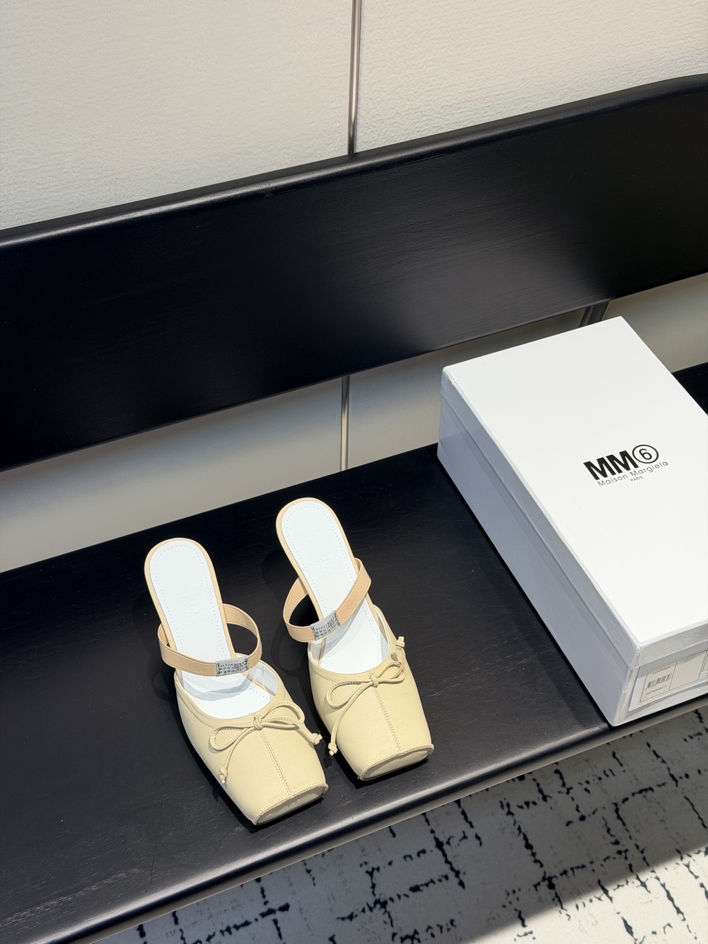 NO:706609,MM6, 26 spring and summer retro square toe elastic band ballet shoes, high heels and sandals series adopt the brand's iconic sculptural outline that fits the shape of the foot. The upper is soft and smooth, taking into account both fit and design. The square toe + ballet elements are combined with the classic square toe design to create a modern feel. It is decorated with bows on the upper to reconstruct the elegant outline of the ballet shoes. At the same time, it is made into a free-back style of mules, which is both casual and refined.  There is the iconic white single-thread stitching on the heel, and the elastic band of the shoe body has the MM6 number logo, which is the key to brand recognition. The empty mule slide structure simplifies the way of putting on and taking off, combining the softness of ballet shoes with the casualness of mule shoes. The upper is retro burst cowhide, the lining is silk sheepskin, the outsole is genuine leather, and the high-heeled model is 7cm size: 35-41 (customized sizes 40 and 41 are not returnable), slippers, single shoes, masion  margiela,sandals,high heels,slippers,cowhide,sheepskin,Leather soles19860909MM6、 26春夏款复古方头弹力带芭蕾鞋高跟鞋凉鞋系列 采用品牌标志性的贴合脚型的雕塑感轮廓,鞋面柔软且线条流畅,兼顾贴合度与设计感.方头+芭蕾元素融合经典方头设计打造现代感,搭配鞋面蝴蝶结装饰,重构芭蕾鞋的优雅轮廓,同时做穆勒拖的后空款式,兼具休闲与精致. 鞋后跟处有标志性的白色单线缝线,鞋身弹性带带有MM6数字标识,是品牌辨识度的关键.后空的穆勒拖结构,简化穿脱方式,将芭蕾鞋的柔美与穆勒鞋的随性结合. 鞋面复古爆裂牛皮 内里丝绸羊皮里 大底真皮大底 高跟款7cm size :35-41码（40、41码定制不退换）,拖鞋单鞋,masion margiela,sandals,high heels,slippers,cowhide,sheepskin,Leather soles,Women's Shoes