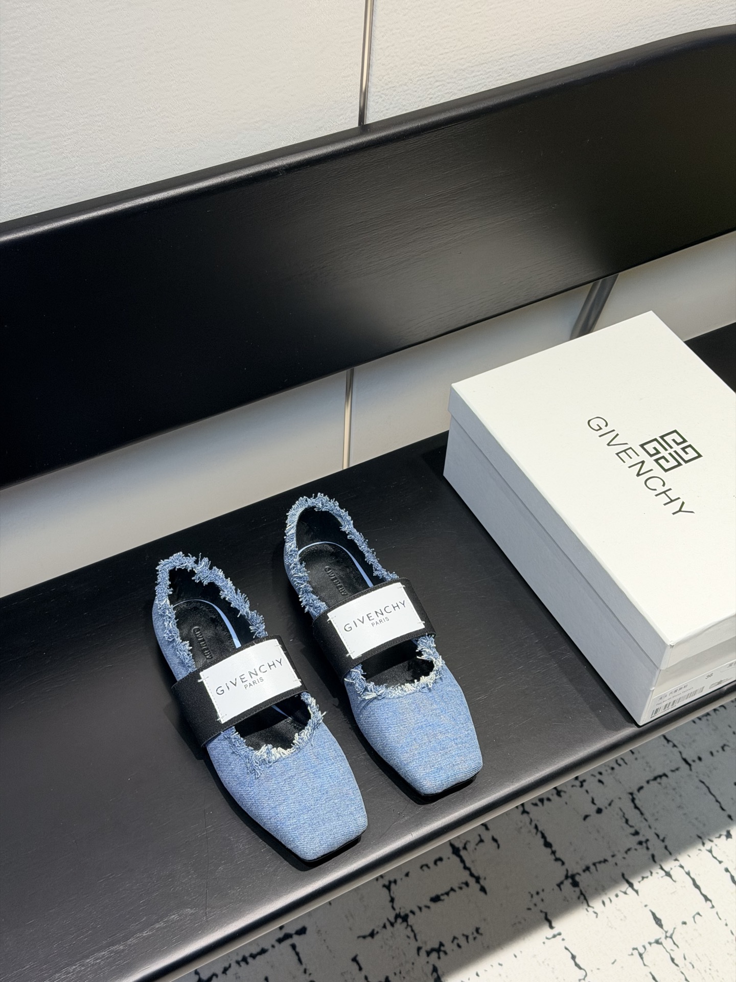 NO:706600,Givenchy Givenchy Zhang Ruonan's same style Sliced Square square toe ballet flats. Many celebrity fashion bloggers have planted grass. The square toe is cropped and has a relaxed and elegant temperament. It combines style and extreme comfort. The elastic band is embellished with the 'GIVENCHYPARIS' logo, which is full of personality. Paired with a skirt, trousers and casual pants, it perfectly shows the elegance of ballet shoes in different styles. The photo is beyond the photo  The upper is made of original imported cow patent leather/mirror cowhide, the lining is sheepskin, Italian A-grade genuine leather outsole Size 35-41 (40.41 custom-made and non-refundable), single shoes, givenchy, givenchy, flats, skirts, cowhide, sheepskin, Leather soles19860909Givenchy纪梵希章若楠同款Sliced Square方头芭蕾舞平底鞋 超多明星时尚博主种草 裁切方头,轻松优雅气质.兼顾风格与极度舒适,弹性饰带缀”GIVENCHYPARIS“标识,个性十足. 搭配裙装西裤休闲裤,完美呈现不同风格下芭蕾舞鞋的优雅气质,拍照超出片 鞋面采用原版进口牛漆皮/镜面牛皮,内里垫脚羊皮,意大利A级真皮大底Size35-41（40.41定做不退换）,单鞋,givenchy,givenchy,flats,skirts,cowhide,sheepskin,Leather soles,Women's Shoes