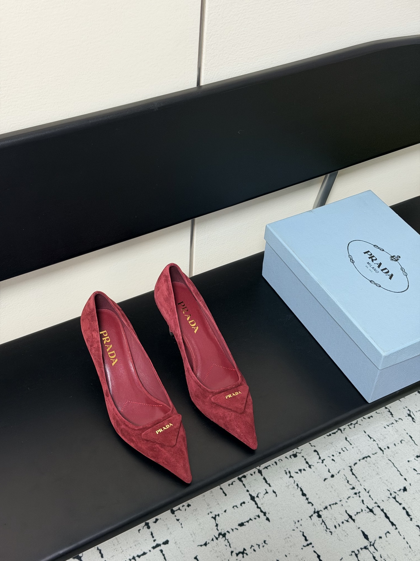 NO:706597,PRADA Prada 25 Sheep Noodles Counter Catwalk Model Pointed Toe Shoes Triangular Buckle Label High Heels Early Spring Catwalk Model!  Highly customized patent leather upper, sheepskin surface, imported water-dyed sheepskin lining, outsole, original Italian leather outsole, heel height 7.5cm, shoe size: 35-40 (41 customized, non-returnable), high heels and sandals, prada, prada, sandals, high heels, sheepskin, sheep, Leather soles19860909PRADA 普拉达 25 羊猄面 专柜走秀款尖头单鞋 三角扣标 高跟 早春走秀款！ 鞋面高定制漆皮、羊猄面 内里进口水染羊皮 大底原版意大利真皮大底 跟高7.5cm 鞋码:35-40（41定做不退换）,高跟鞋凉鞋,prada,prada,sandals,high heels,sheepskin,sheep,Leather soles,Women's Shoes