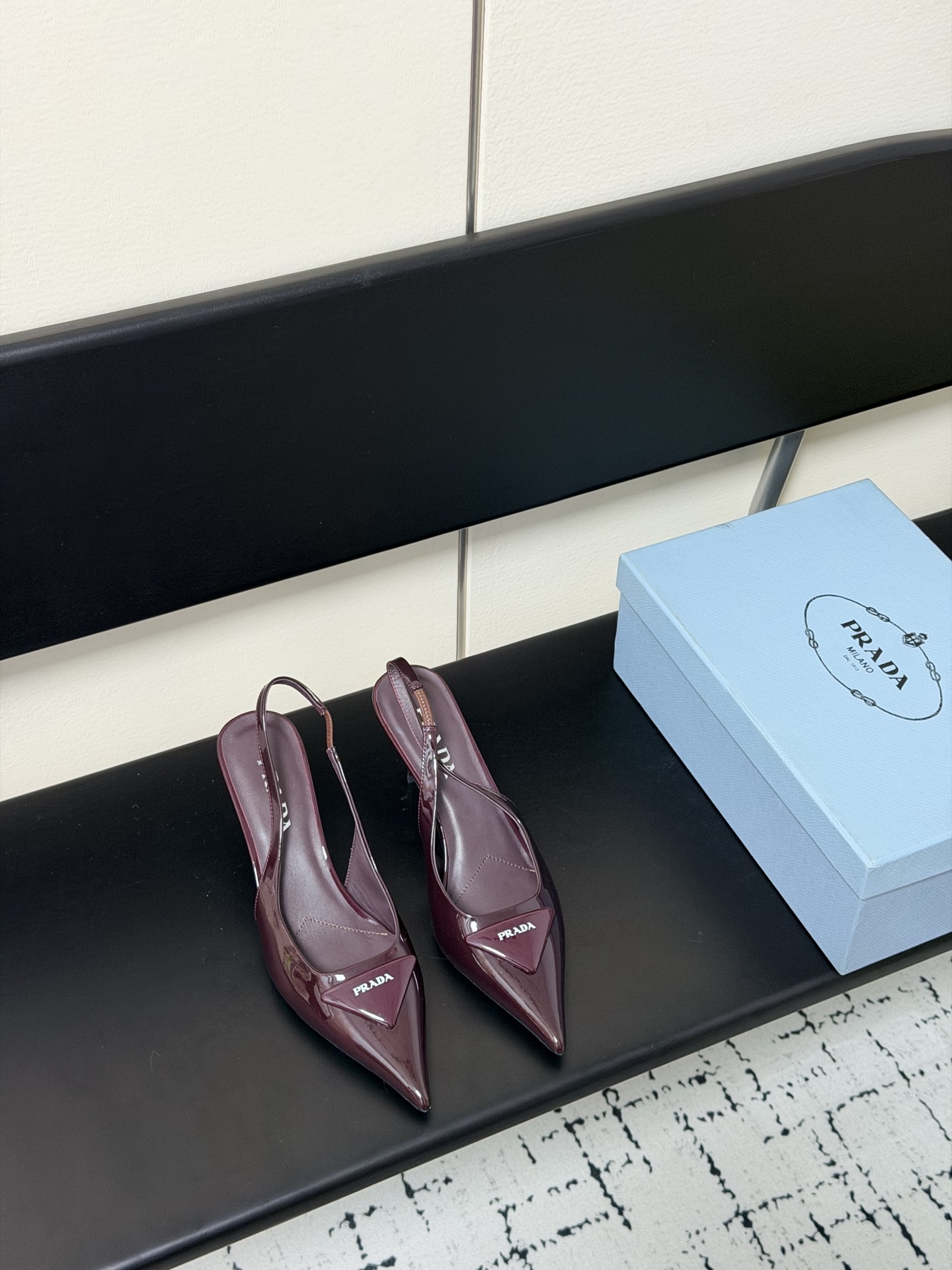 NO:706599,PRADA Prada 25 Sheep Noodles Counter Catwalk Style Pointed Toe Sandals Triangular Buckle Label High Heels Early Spring Catwalk Style!  Highly customized upper with open-edge beads, patent leather, sheepskin lining, imported water-dyed sheepskin, outsole, original Italian leather outsole, heel height 7.5cm, shoe size: 35-40 (41 customized, non-refundable), high heels and sandals, prada, prada, sandals, high heels, sheepskin, sheep, Leather soles19860909PRADA 普拉达 25 羊猄面 专柜走秀款尖头凉鞋 三角扣标 高跟 早春走秀款！ 鞋面高定制开边珠、漆皮,羊猄面 内里进口水染羊皮 大底原版意大利真皮大底 跟高7.5cm 鞋码:35-40（41定做不退换）,高跟鞋凉鞋,prada,prada,sandals,high heels,sheepskin,sheep,Leather soles,Women's Shoes