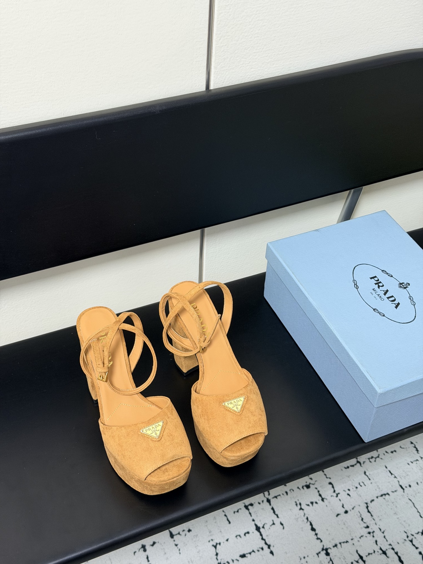 NO:706991,2026 Spring New Style [PRADA  Prada] Triangular logo vs silk-printed LG waterproof platform thick-soled thick-heeled sandals. Comfort and fashion coexist, and every color combination looks good. The design matches different styles and requires a platform to easily control the heel. The upper is made of imported sheepskin vs. sheepskin, the lining is imported sheepskin, and the Italian genuine leather outsole. The platform is 4.5cm high, and the heel is 11.5cm. Size 35-40, high-heeled sandals, prada, prada, sandals, high  heels,sheepskin,sheep,leather soles198609092026春款新款【PRADA 普拉达】三角标vs丝印lg防水台厚底粗跟凉鞋.舒适度与时髦度并存,每个颜色搭配都好看,设计搭配不同风格需求水台加跟轻松驾驭.鞋面采用进口羊皮vs羊京绒,内里垫脚为进口羊皮,意大利真皮大底.水台高4.5cm,跟高11.5cm.size35-40,高跟鞋凉鞋,prada,prada,sandals,high heels,sheepskin,sheep,Leather soles,Women's Shoes