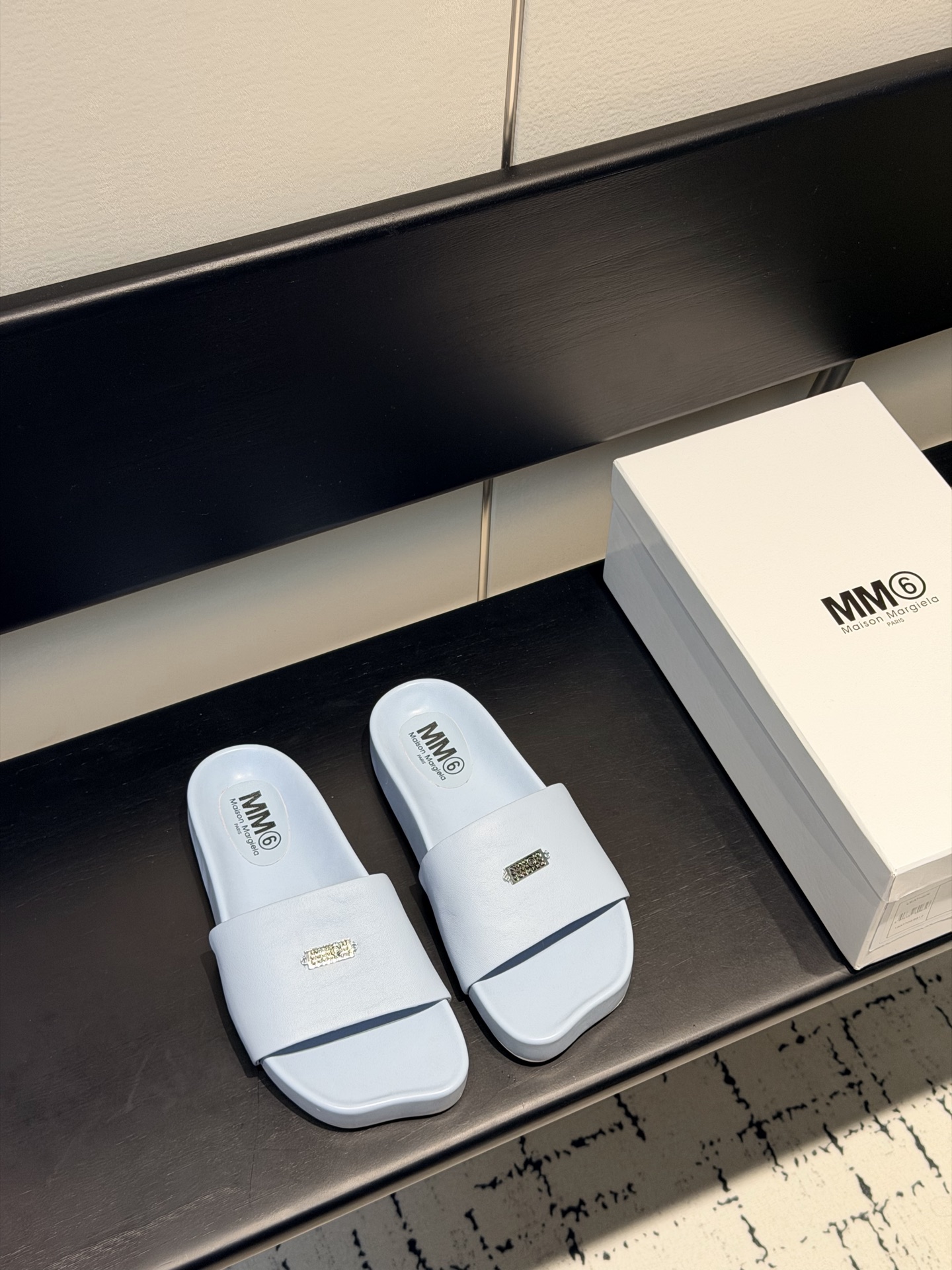 NO:706989,MM6 new sandals MM6 has a new style with classic apple head. The foot bed height of 3 cm is just right for your altitude and comfort level. This foot bed adopts the latest black technology, which is Q-elastic and ergonomic. The appearance design is simple but not simple, high-end and atmospheric. The size is 35-40. It comes with original packaging plus airplane case, slippers, masion margiela, sandals, slippers.19860909MM6新款凉鞋 MM6经典造型苹果头又出新款 3公分的脚床高度无论从您的海拔还是舒适度都是刚刚好.这款脚床采用了目前最新的黑科技踩上去Q弹又符合人体工学包裹性杠杠的、外观设计简约而不简单、高端大气 码数35-40、配原版包装外加飞机盒,拖鞋,masion margiela,sandals,slippers,Women's Shoes