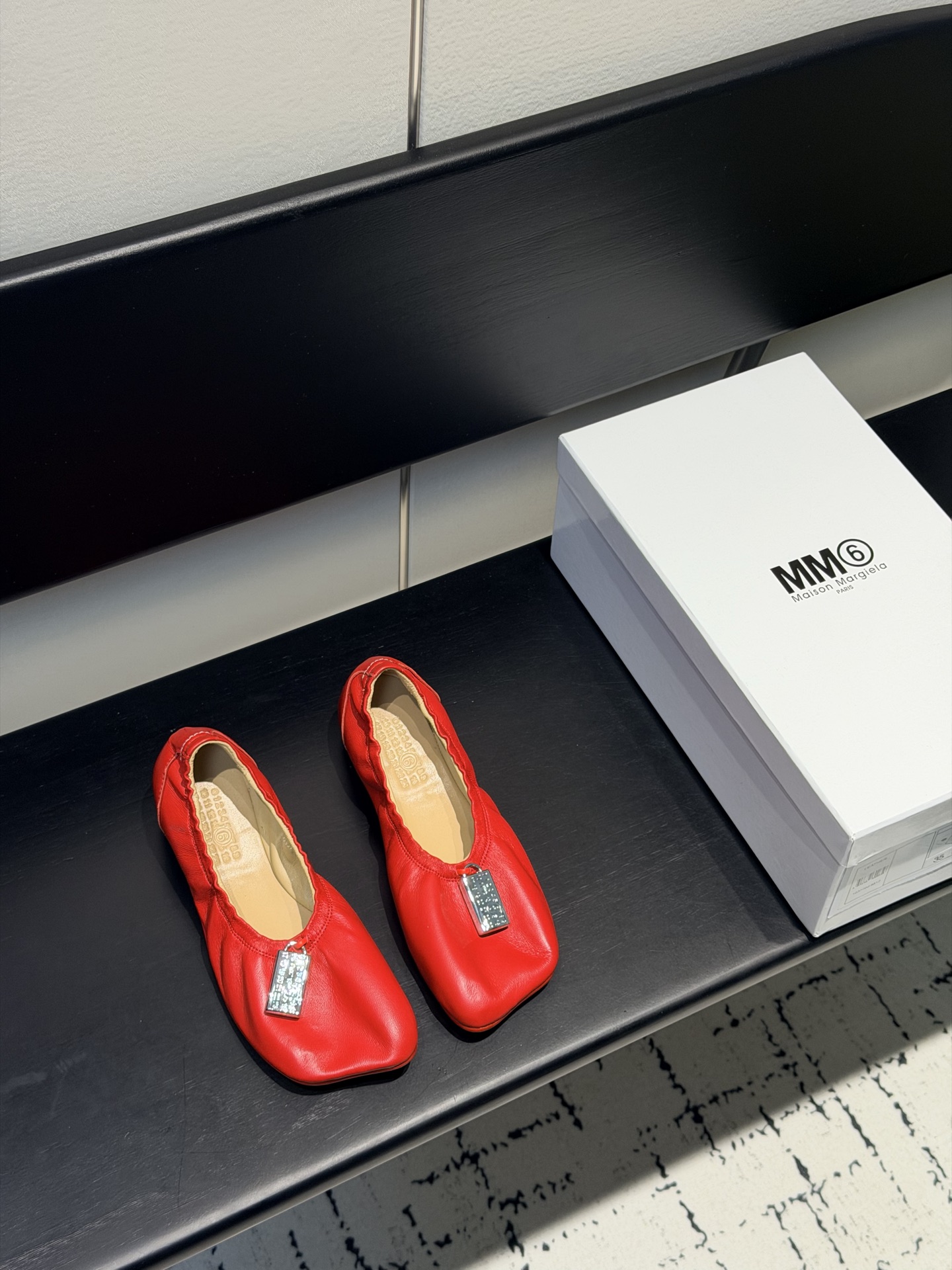 NO:706987,MM6 New Style [Gift] 2026 New Year Spring Item. These super comfortable Parisian dance shoes, fabric and lining are made of particularly soft water-dyed sheepskin. They can be matched with pants or skirts. The upper is also ingeniously matched with a lock with MM6 classic words, which means locking all the surprises and happiness in 2026. Size 35-40 with original packaging, ballet shoes, masion margiela, skirts, sheepskin19860909MM6新款 [礼物]2026新年春季单品 此款超级舒适的巴黎舞鞋、面料和里料选用了特别柔软的水染羊皮、搭配裤子、裙子都万能 鞋面还别处匠心的搭配了一个MM6经典字样的一把锁、寓意锁住2026年所有的惊喜与幸福 码数35-40搭配原版包装,芭蕾舞鞋,masion margiela,skirts,sheepskin,Women's Shoes