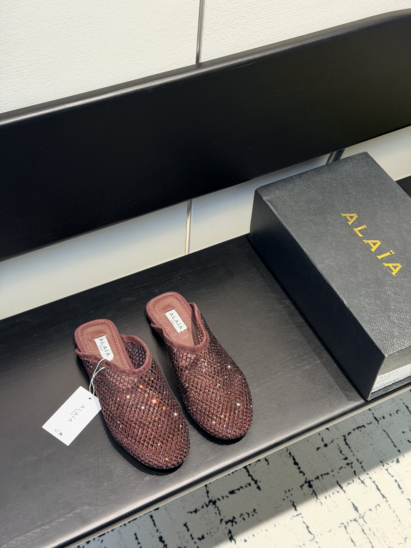 NO:748030,Original box Alaia catwalk model mesh hot-drilled flat-soled half-drag sandals, sweet and cool ballet style, a very popular ballet slipper, romantic, charming, comfortable and versatile. Original custom-made Yangjing + hot-drilled fabric, sheepskin lining, private molded rubber non-slip outsole, size 35-45 (40-45 customized non-returnable, 43 44 45 unit price), half-drag, alaia, sandals, sheepskin, sheep19860909原盒 Alaia 走秀款网纱烫钻平底半拖凉鞋拖 甜酷芭蕾风,人气超高的一款芭蕾舞鞋,浪漫又迷人舒适百搭. 原版订制羊京+烫钻面料, 羊皮内里,私模橡胶防滑大底, 码数35-45（40-45定做不退换,43 44 45 单价）,半拖,alaia,sandals,sheepskin,sheep,Women's Shoes