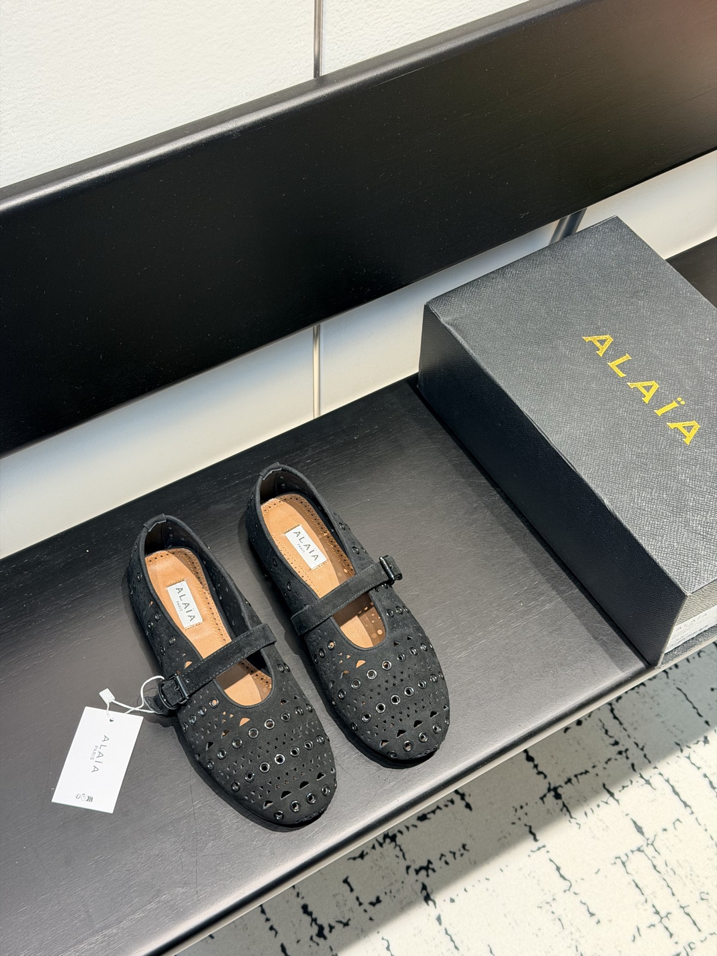 NO:748026,Original box Alaia runway style ballet flats!  Sweet and cool ballet style, a very popular ballet shoe, romantic, charming, comfortable and versatile. Made of sheepskin sheepskin lining, private molded rubber non-slip outsole, size 35-45 (40-45 customized, non-returnable, 43-45 unit price), ballet shoes, alaia, sheepskin, sheep19860909原盒 Alaia 走秀款平底芭蕾舞平底单鞋！ 甜酷芭蕾风,人气超高的一款芭蕾舞鞋,浪漫又迷人舒适百搭. 面料羊京 羊皮内里,私模橡胶防滑大底, 码数35-45（40-45定做不退换,43-45单价）,芭蕾舞鞋,alaia,sheepskin,sheep,Women's Shoes