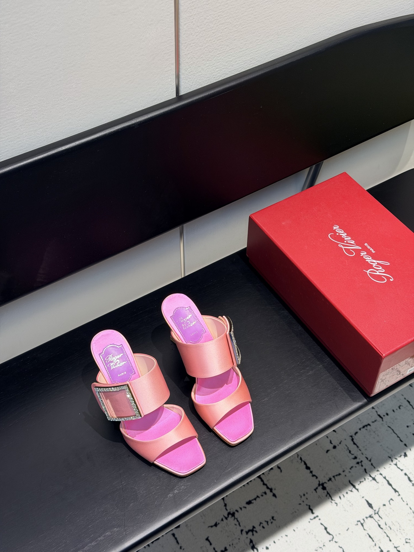 NO:817041,Top quality roger vivor fw25 new arrival～Diamond buckle high heels. Rv's Trompette series of high heels, silk satin + square rhinestone buckle, super recognizable! Walking steadily and elegantly, the mule design is easy to put on and take off, and the pink details of the insole are a plus. Whether worn with skirts or trousers, it can easily enhance the temperament of an urban lady. It can be worn at dinners and parties in daily life, fashionable and practical! Size: 35-40, high heels and slippers, roger vivor, high  heels,slippers,skirts19860909顶级品质 roger vivier fw25 new arrival～钻扣高跟鞋 Rv家的Trompette系列高跟鞋,丝缎+方形水钻扣,超有辨识度!走路稳又优雅,穆勒鞋设计穿脱方便,鞋垫粉色细节超加分 论搭裙装还是裤装,都能轻松提升都市淑女气质,晚宴,派对,日常都能驾驭,时髦又实用! size:35-40,高跟鞋拖鞋,roger vivier,high heels,slippers,skirts,Women's Shoes