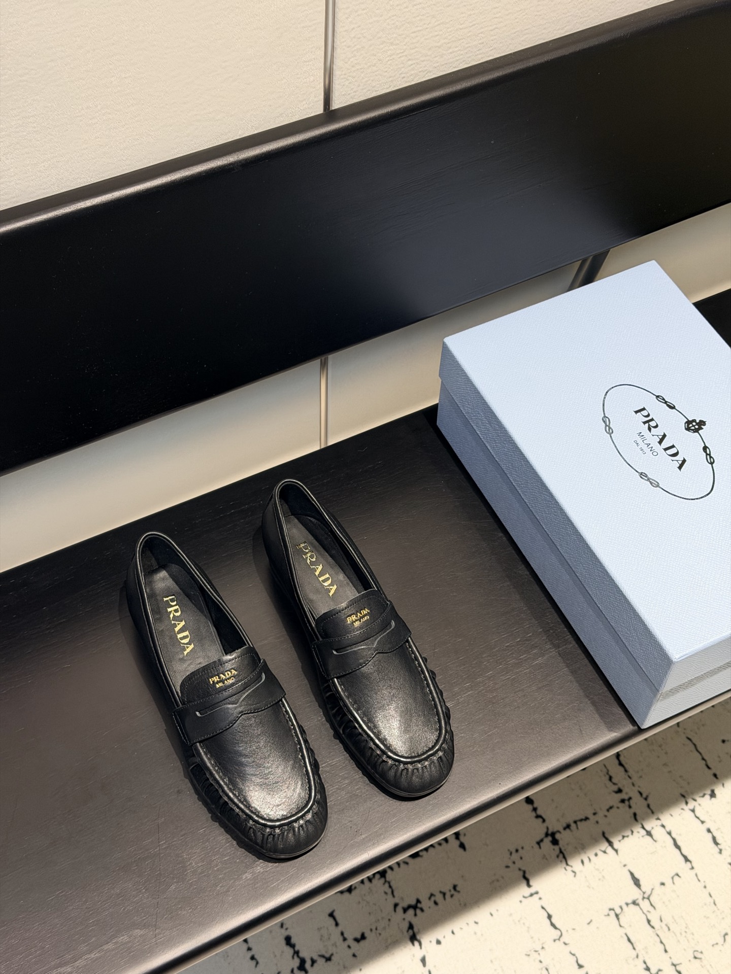 NO:817031,Prada's new model for 26 years P family lazy slip-on loafers. The gentleness of suede, the sharpness of calfskin, the retroness of oil-waxed leather, full of relaxation, can drive, commute and date. They can provide you with dignity in all occasions. Regular size: 35-39, custom-made 40.41, loafers, prada, prada, loafers, cowhide, chamois leather19860909Prada普拉达26年新款 P家懒人一脚蹬乐福鞋 麂皮的温柔,小牛皮的利落,油蜡皮的复古 ,松弛感拉满,能开车.能通勤.能约会 承包你所有场合的体面 正码:35-39订做40.41,乐福鞋,prada,prada,loafers,cowhide,chamois leather,Women's Shoes
