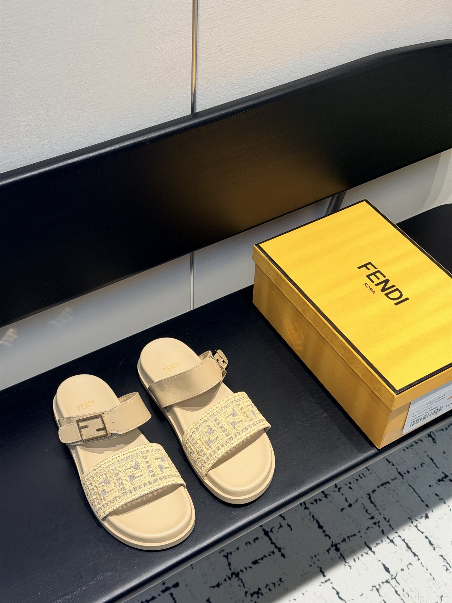 NO:748051,*The new Fendi slippers are coming!  The classic and popular lazy mop has top quality and is a popular model!  Decorated with FF Baguette decorative buckle, the front is a mesh ribbon, embellished with woven perforated viscose raffia FF patterns, gold metal accessories, please pay attention to the quality and workmanship of our company and compare it with other versions on the market. The material is imported original woven material, all linings are made of goatskin, and the original wear-resistant anti-slip outsole. size35-46, slippers, fendi, slippers, sheepskin19860909*芬迪拖鞋 全新力作来袭！经典爆款的懒人拖,拥有顶级品质,乃是跑量爆款！ 装饰有FF Baguette装饰扣,正面是网眼饰带,并以编织穿孔粘胶拉菲草FF图案点缀,金色金属配件,请认准咱家的品质与做工与市面上其他版本对比, 材质进口原版编织材质,内里统统采用山羊皮,还有原版的耐磨防滑大底. size35-46,拖鞋,fendi,slippers,sheepskin,Women's Shoes