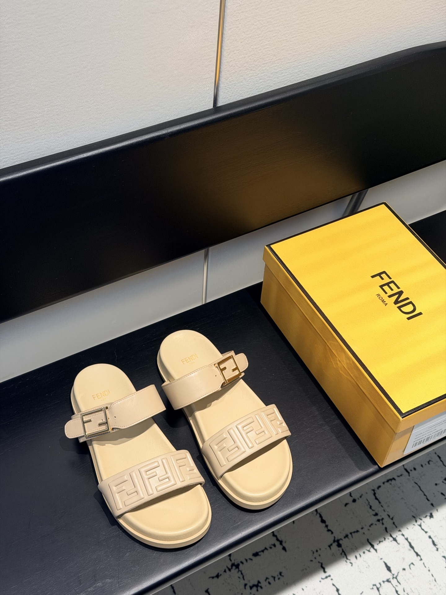 NO:748014,*The new Fendi slippers are coming!  The classic and popular lazy mop has top quality and is a popular model!  Decorated with FF rectangular decorative buckles, the entire surface is decorated with three-dimensional textured FF patterns, and gold metal accessories. Please be sure to compare our quality and workmanship with other versions on the market. The material is imported original 1:1 leather, all linings are goatskin, and the original wear-resistant anti-slip outsole. size35-46, slippers, fendi, slippers, sheepskin19860909*芬迪拖鞋 全新力作来袭！经典爆款的懒人拖,拥有顶级品质,乃是跑量爆款！ 装饰有FF长方形装饰扣,整面饰有立体纹理FF图案,金色金属配件,请认准咱家的品质与做工与市面上其他版本对比, 材质进口原版1:1皮料,内里统统采用山羊皮,还有原版的耐磨防滑大底. size35-46,拖鞋,fendi,slippers,sheepskin,Women's Shoes