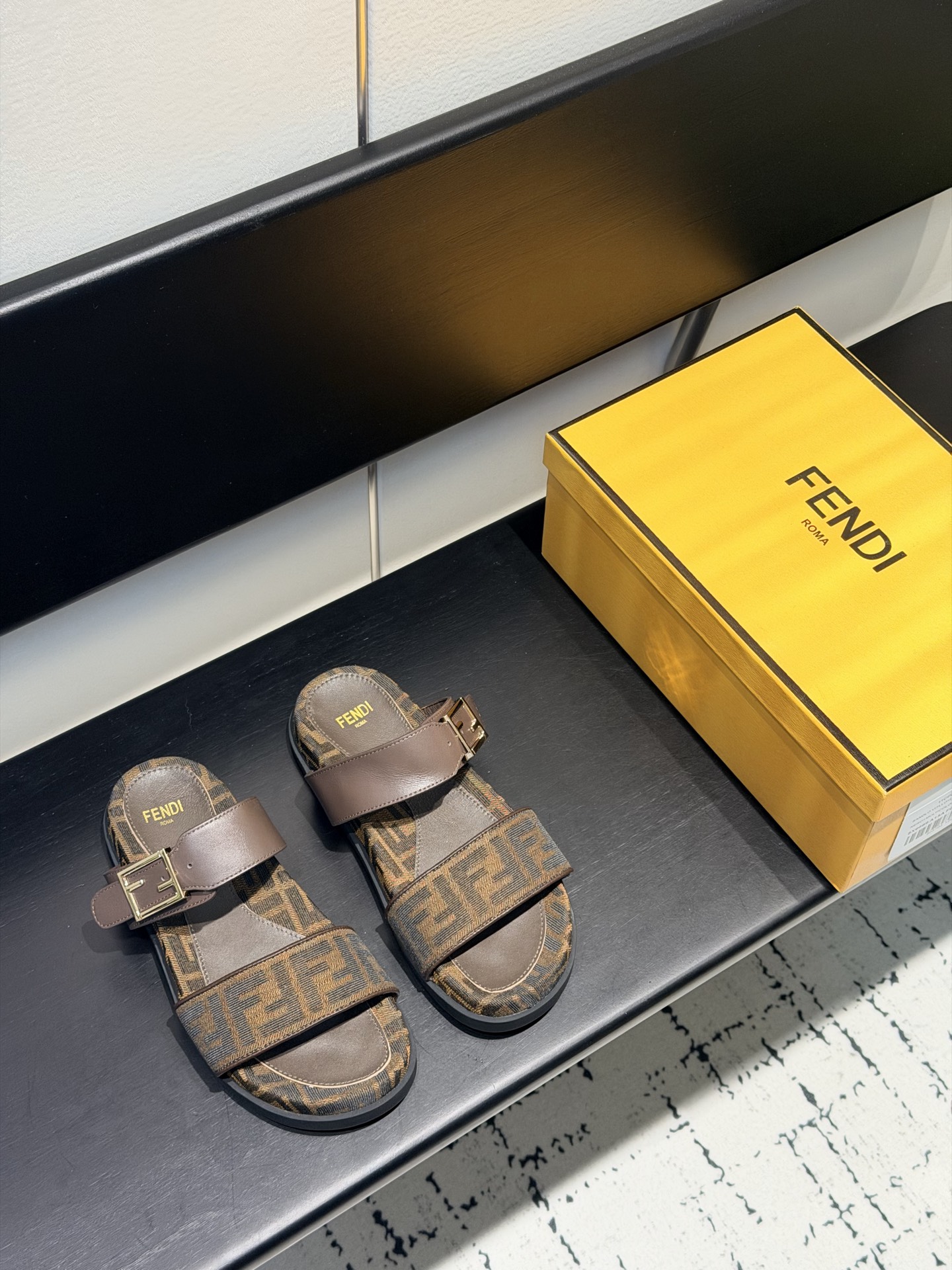 NO:748022,A new masterpiece of cloth-covered *Fendi slippers is here!  The classic and popular lazy mop has top quality and is a popular model!  Decorated with FF rectangular decorative buckles, the entire surface is decorated with three-dimensional textured FF patterns, and gold metal accessories. Please be sure to compare our quality and workmanship with other versions on the market. The material is imported original 1:1 leather, all linings are goatskin, and the original wear-resistant anti-slip outsole. size35-46, slippers, fendi, slippers, sheepskin19860909布面 *芬迪拖鞋 全新力作来袭！经典爆款的懒人拖,拥有顶级品质,乃是跑量爆款！ 装饰有FF长方形装饰扣,整面饰有立体纹理FF图案,金色金属配件,请认准咱家的品质与做工与市面上其他版本对比, 材质进口原版1:1皮料,内里统统采用山羊皮,还有原版的耐磨防滑大底. size35-46,拖鞋,fendi,slippers,sheepskin,Women's Shoes