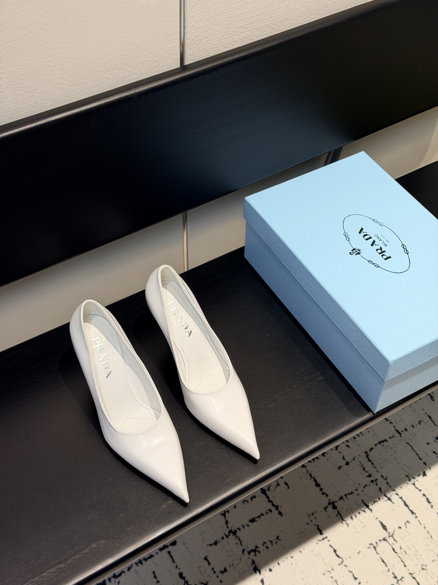 NO:748047,Prada/Prada classic Paris Fashion Week Star-style pointed-toe high-heeled shoes Exclusive to Queen Prada, a must-have item for celebrities and famous families. The fabric is made of imported open-edge beaded cowhide. The inner tiptoes are all sheepskin. Italian imported cowhide leather outsole. Heel height 8.5cm. Size 35-39 (40/41/42 customized). High-heeled shoes, prada, prada, high heels, cowhide, sheepskin.19860909Prada/普拉达经典巴黎时装周 明星同款尖头高跟鞋 普拉达女王专属 名媛望族必备单品 面料采用进口开边珠牛皮 内里踮脚均为羊皮 意大利进口牛皮大底 跟高8.5cm 码数35-39（40/41/42定制）,高跟鞋单鞋,prada,prada,high heels,cowhide,sheepskin,Women's Shoes