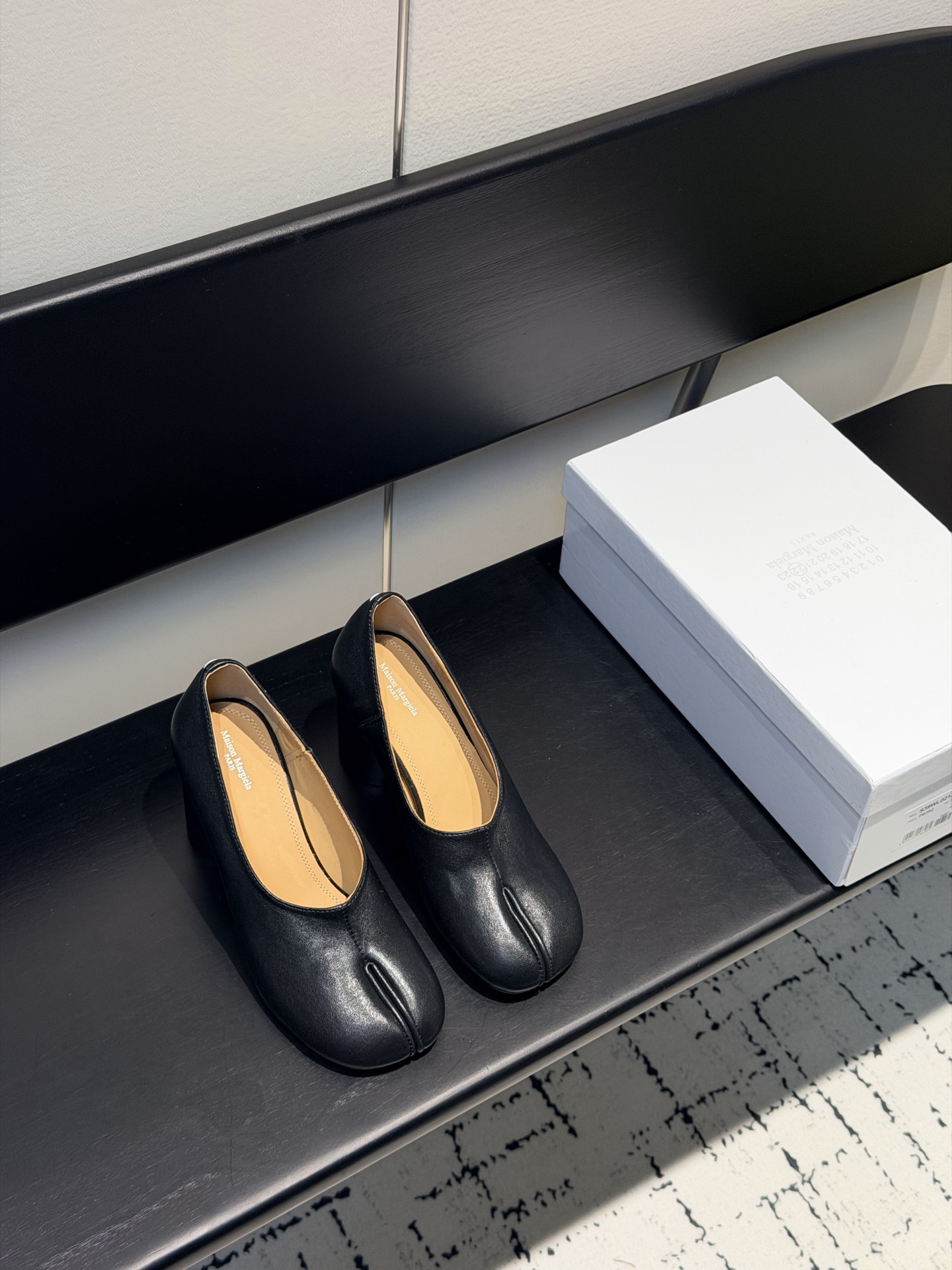 NO:748042,Maison Margiela · MM6 Margiela's latest thick-heeled fashion shoes for spring and summer. There are many celebrities and Internet celebrities. MM6 is the most popular genius designer brand in the past two years. The design is simple and highly recognizable. The luxurious texture will make you love it. If you don't want to buy it on the street, you can check out this brand. It is relatively niche but so easy to match with ins. You can see this brand everywhere in Xiaohongshu. The original one-to-one customized upper is flocked leather and the inside is water-dyed cowhide.  Heel height 8CM, Italian genuine leather outsole, size 35-39 (40 customized), split-toe shoes, masion margiela, masion margiela, cowhide, Leather soles19860909Maison Margiela·MM6马吉拉春夏最新款粗跟时装鞋  超多明星网红种草 MM6作为这两年最受欢迎的鬼才设计师品牌 设计简约 极具品牌辨识度 奢华的质感让你爱不释手 不想满大街撞款的可以看看这个品牌 比较小众却又是那么好搭配 ins 小红书随处可见这个品牌的身影 原版一比一定制鞋面植绒皮 内里水染牛皮 跟高8CM意大利真皮大底 码数35-39（40定做）,分趾鞋,masion margiela,masion margiela,cowhide,Leather soles,Women's Shoes